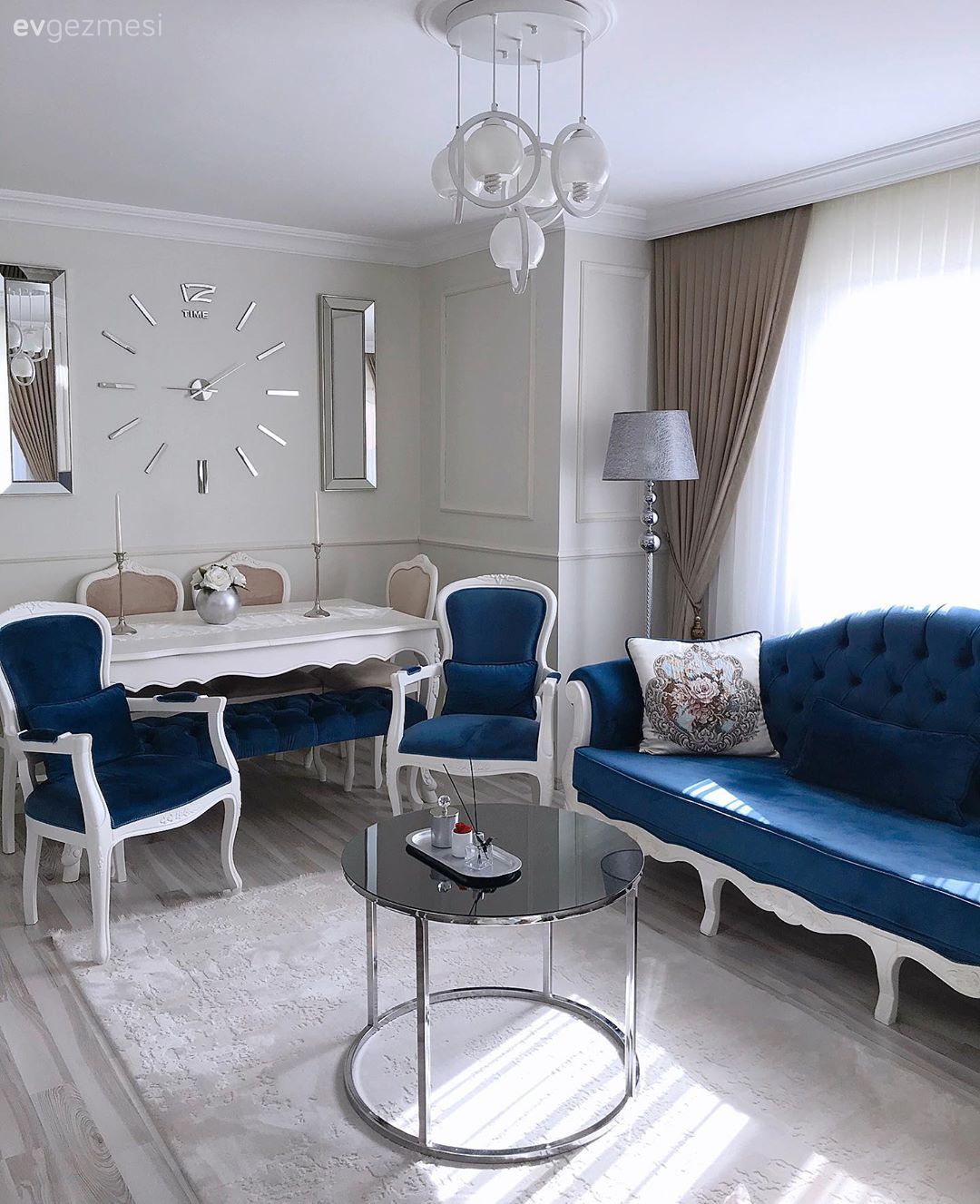 Salon, Country, Beyaz, Parlament mavisi, Vizon, Koltuk takımı, Metal duvar saati, Ayna, Yemek masası, Sandalye, Lambader, Aydınlatma, Metal ayaklı sehpa, Sehpa, Yuvarlak sehpa, Fon perde, Perde, Tül perde, Halı, Salon halısı
