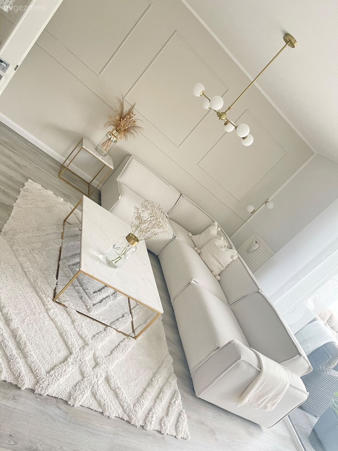 Bu Ferah Evde Açık Renkler Pirinç Yansımalarıyla Desteklenmış!