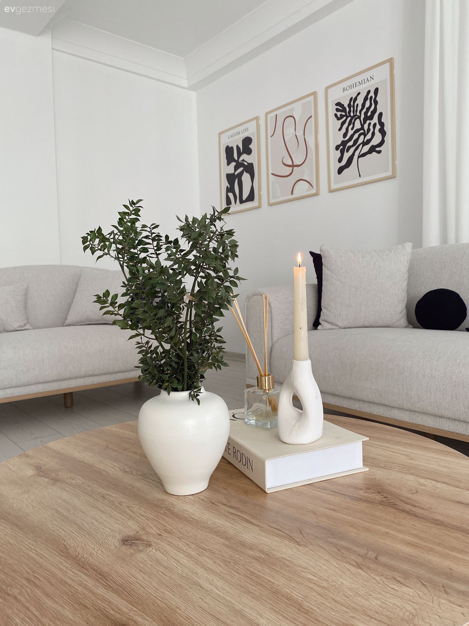 Salon, Beyaz, Bej, Koltuk takımı, Tablo, Duvar dekorasyonu, Orta sehpa, Sehpa, Dekoratif Objeler, Kırlent, Ev tekstili