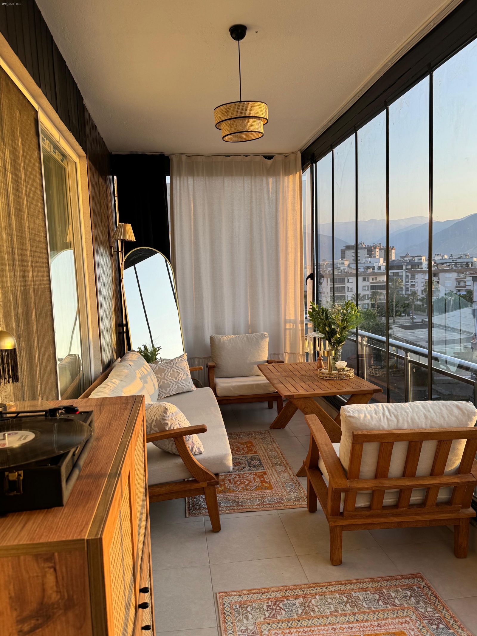 Antalya'daki Bu Balkonda Farklı Ruha Sahip Parçalar Bir Arada