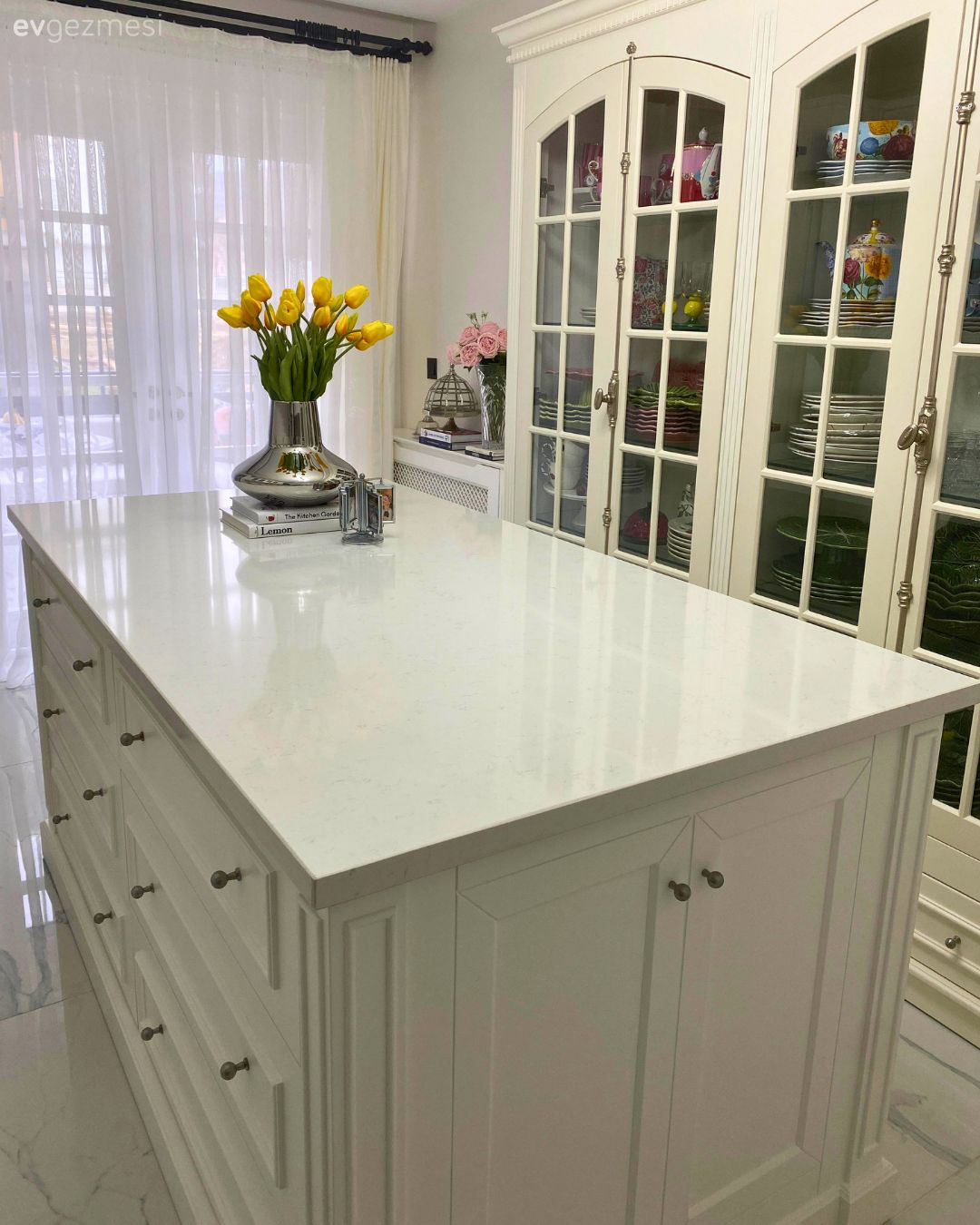 Mutfak, Modern, Beyaz, Bej, Krem, Mutfak tezgahı, Mutfak tezgah arası, Ada mutfak, Cam kapaklı dolap, Mutfak Avize Modelleri, Mutfak aksesuarları, Mutfak zemin seramikleri, Mutfak tülü, Mutfak perdesi, Çiçekler
