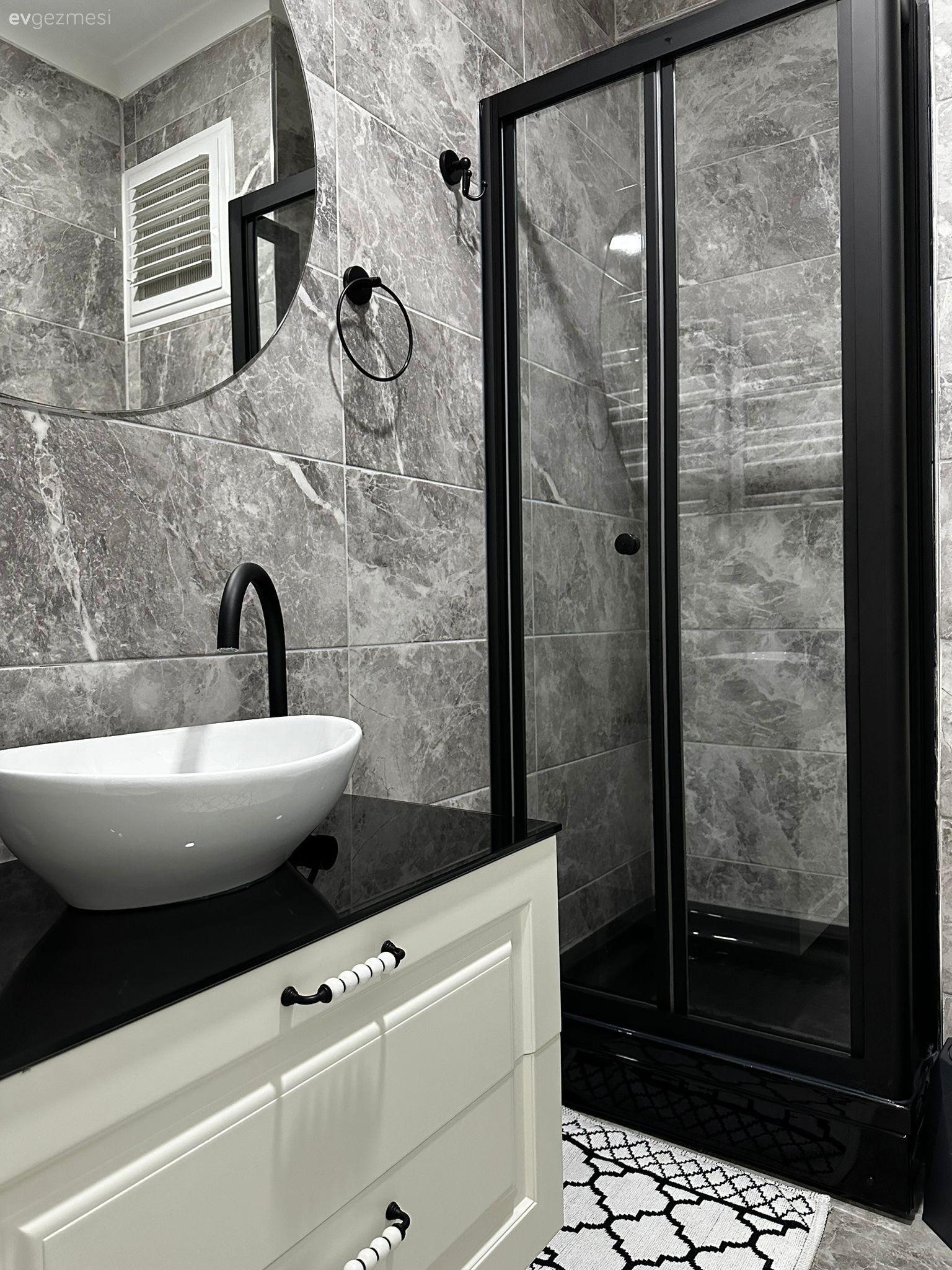 Bu Evde Siyahın Karamsarlığı Beyazın Ferahlığına Karışmış!