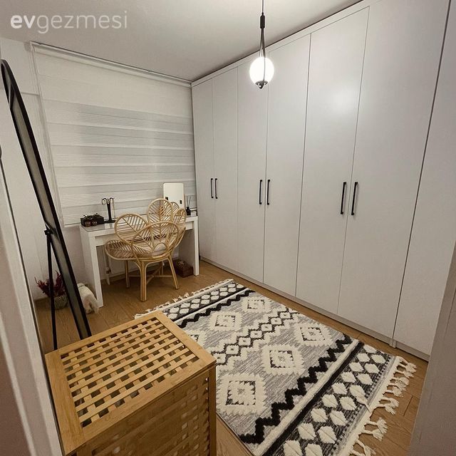 Giyinme odası, Beyaz, Hasır, Hasır sandalye, Zebra Perde, Perde, Boy aynası, Ayna, Gardrop, Rattan sandalye, Avize, Aydınlatma, Kilim, Halı