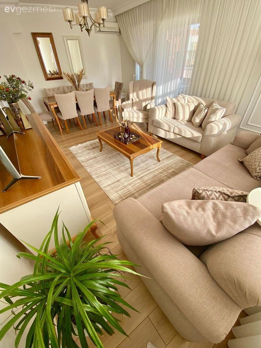 Salon, Country, Beyaz, Bej, Ahşap Mobilya, Koltuk takımı, Berjer, Tv ünitesi, Tv ünitesi aksesuarları, Ev Aksesuar, Lambader, Aydınlatma, Fon perde, Perde, Kırlent, Ev tekstili, Orta sehpa, Sehpa, Halı, Salon halısı, Avize, Dekoratif Objeler, Ayna, Sandalye, Yemek masası