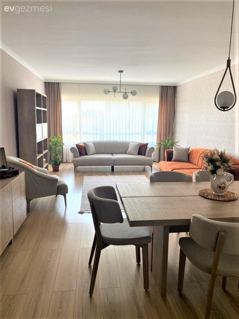 Salon, Modern, Beyaz, Turuncu, Krem, Bej, Koltuk takımı, Halı, Fon perde, Perde, Tül perde, Tv ünitesi, Tv ünitesi aksesuarları, Ev Aksesuar, Berjer, Avize, Aydınlatma, Salon avizesi, Kırlent, Ev tekstili, Sandalye, Yemek masası, Parke