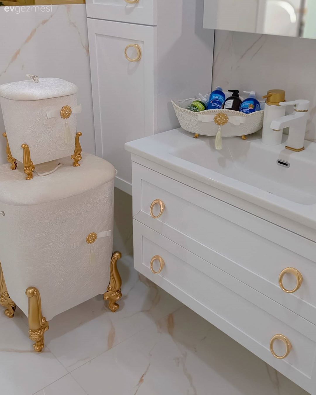 Banyo, Beyaz, Altın, Banyo dolabı, Banyo seramikleri, Duşakabin, Banyo paspası, Banyo aynası, Banyo aksesuarları