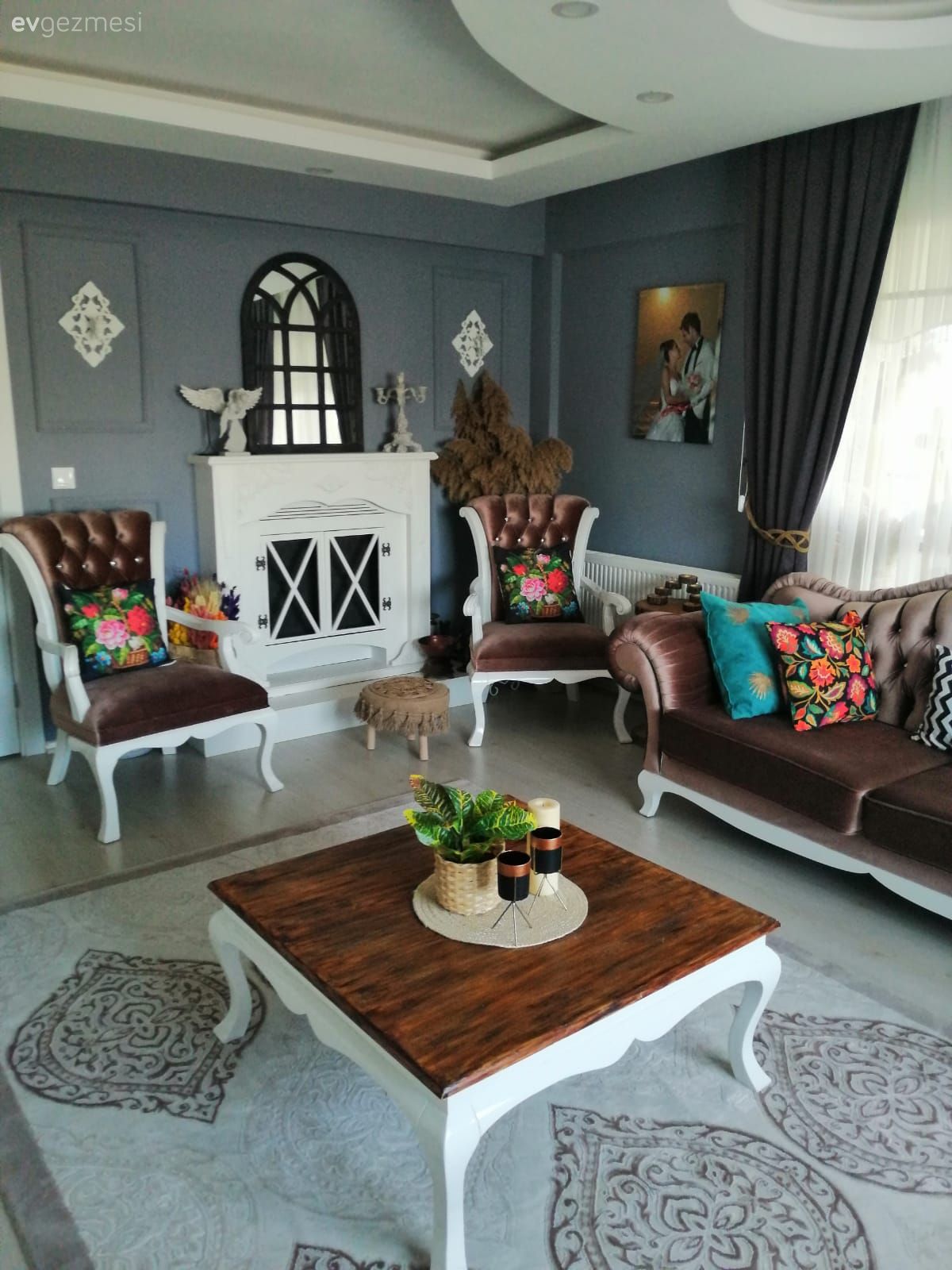 Salon, Eklektik, Beyaz, Bej, Yeşil, Pudra pembe, Koltuk takımı, Mavi, Kahverengi, Fon perde, Perde, Tül perde, Ahşap Mobilya, Kırlent, Ev tekstili, Desenler, Duvar dekorasyonu, Orta sehpa, Sehpa, Sehpa üstü aksesuarı, Ev Aksesuar, Berjer