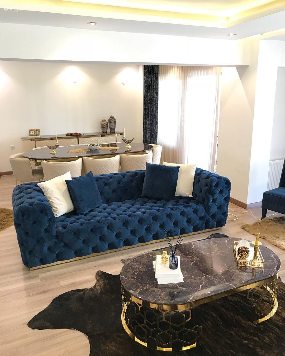 Salon, Parlament mavisi, Krem, Kapitoneli koltuk, Koltuk takımı, Kırlent, Ev tekstili, Altın, Mermer sehpa, Sehpa üstü aksesuarı, Ev Aksesuar, Yemek masası, Mermer masa, Sandalye, Geometrik mobilya, Post halı, Halı, Salon halısı, Fon perde, Perde, Tül perde, Tavan dekorasyon, Konsol, Konsol üzeri dekoratif objeleri