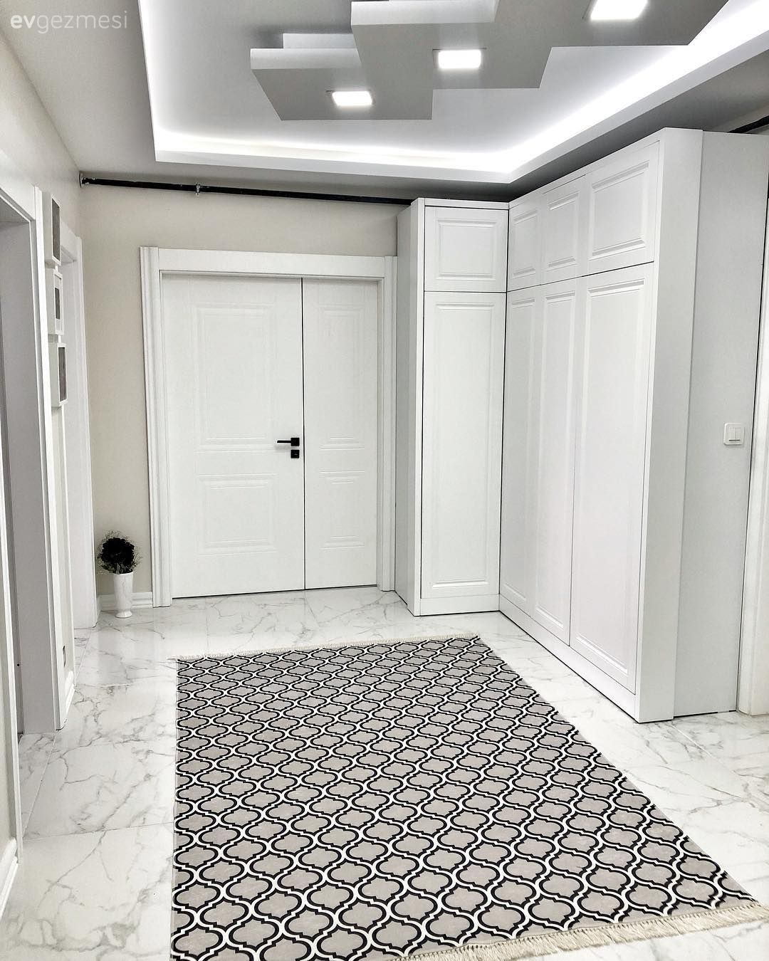 Antre, Beyaz, Siyah, Geometrik desen, Desenler, Tavan dekorasyon, Led aydınlatma, Aydınlatma, Vestiyer, Antre halısı