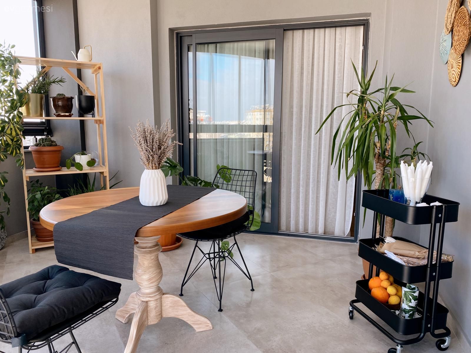 Bu Adana Evinde Açık Renkler Ferahlık, Bitkiler De Sıcaklık Kaynağı