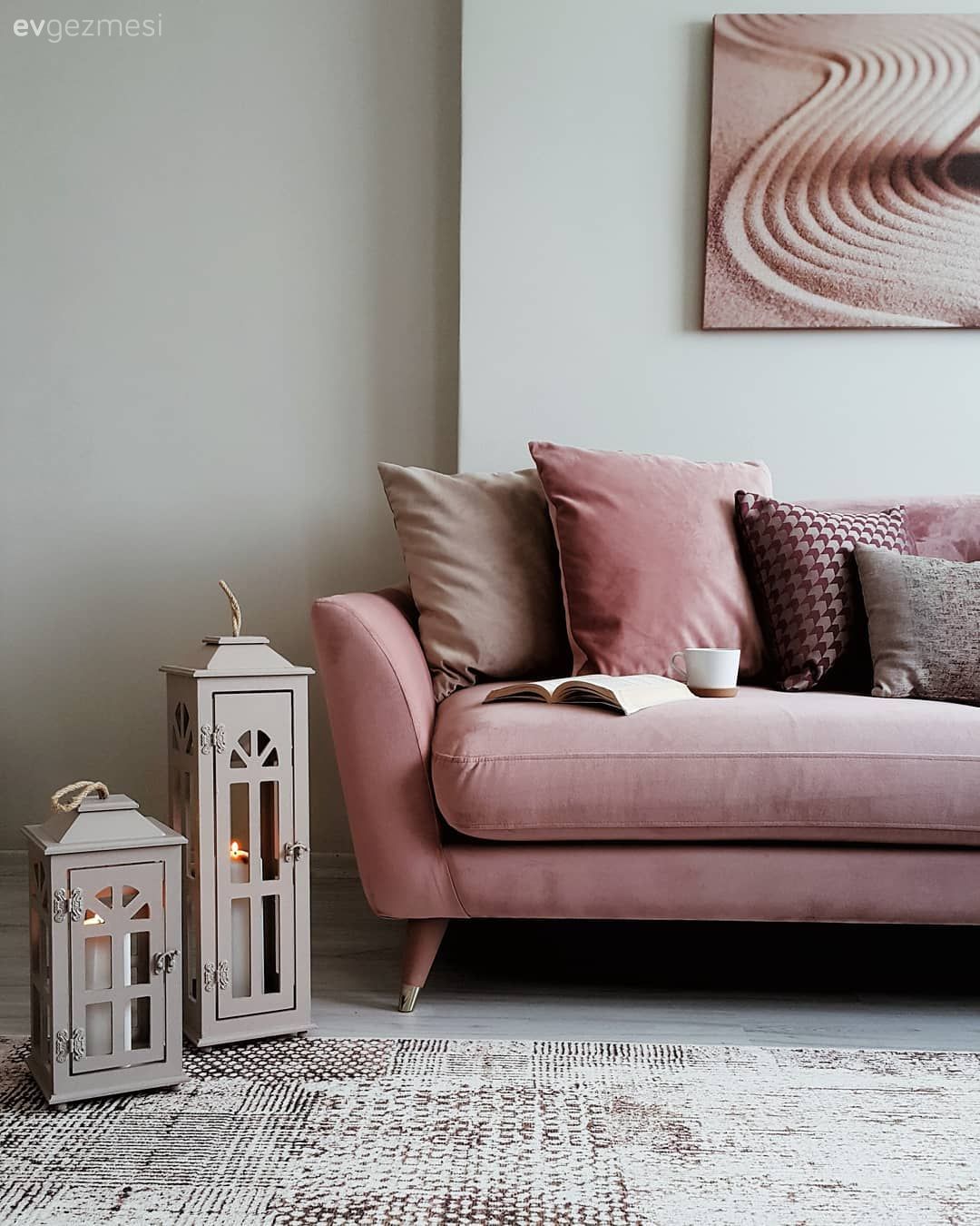 Pembe, Beyaz, Koltuk takımı, Kırlent, Ev tekstili, Pötikare kumaş, Tablo, Duvar dekorasyonu, Fener, Ev Aksesuar, Halı, Salon halısı