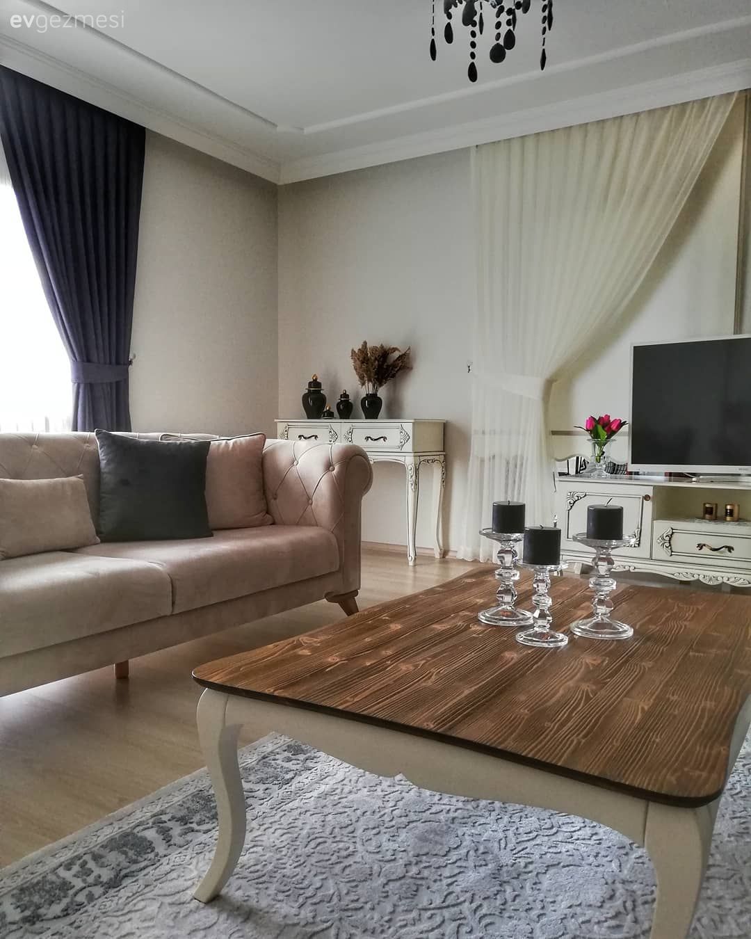 Salon, Modern, Krem, Gri, Beyaz, Fon perde, Perde, Tül perde, Tv ünitesi, Tv ünitesi aksesuarları, Ev Aksesuar, Orta sehpa, Sehpa, Sehpa üstü aksesuarı, Halı, Salon halısı