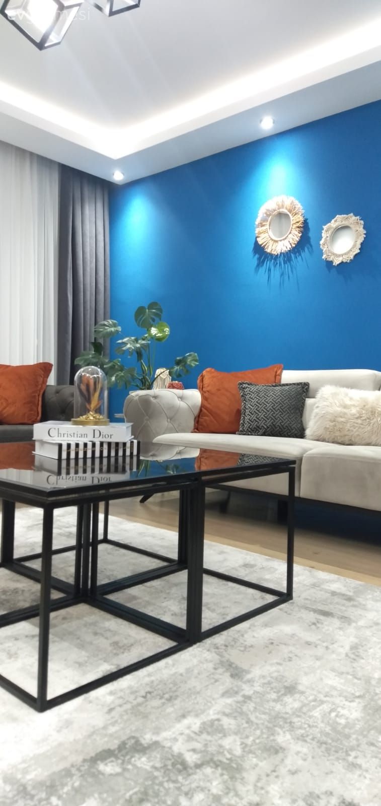 Salon, Modern, Mavi duvar, Gri, Antrasit  , Turuncu, Kırlent, Ev tekstili, Fon perde, Perde, Tül perde, Orta sehpa, Sehpa, Halı, Salon halısı, Berjer, Avize, Aydınlatma