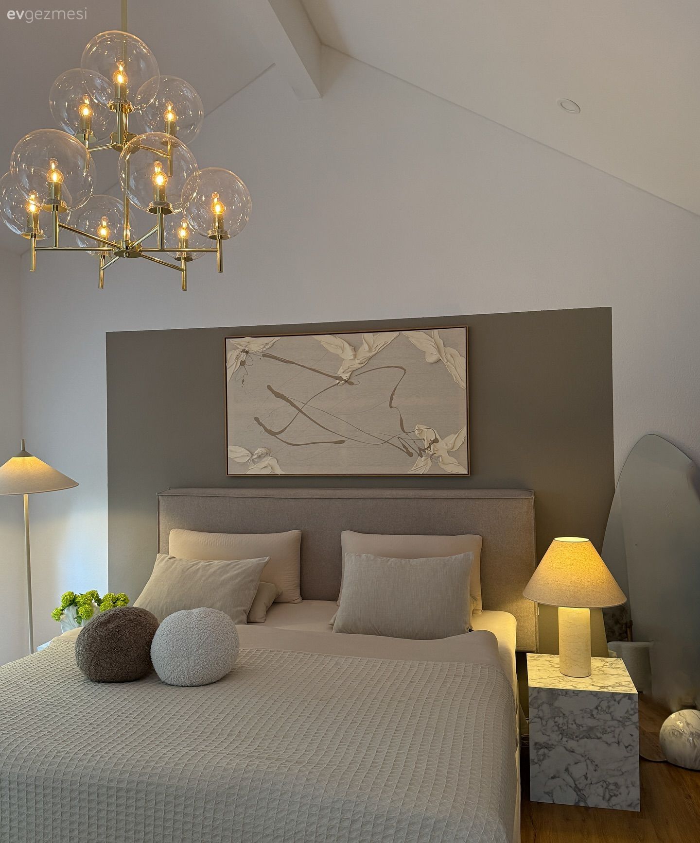 Yatak Odası, Çatı katı, Dubleks evler, Beyaz, Vizon, Gri, Bej, Modern, Yatak başlığı, Yatak odası duvar dekorasyonu, Tablo, Duvar dekorasyonu, Komodin, Abajur, Aydınlatma, Lambader, Avize, Yatak odası avizesi, Yatak örtüsü