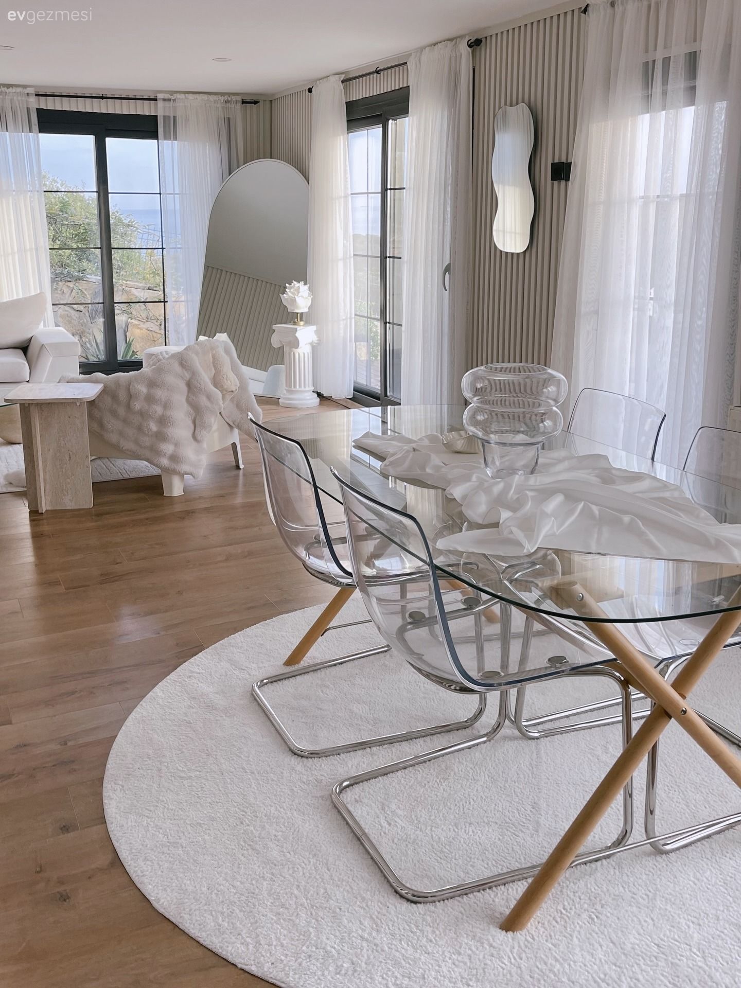 Salon, İskandinav, Beyaz, Krem, Bej, Koltuk takımı, Prefabrik ev, Boy aynası, Ayna, Puf, Parke, Yan sehpa, Sehpa, Salon halısı, Tül perde, Perde, Duvar saati, Duvar dekorasyonu, Köşe koltuk, Açık konsept yaşam alanı, Sandalye, Pleksi, Yemek masası, Lambri