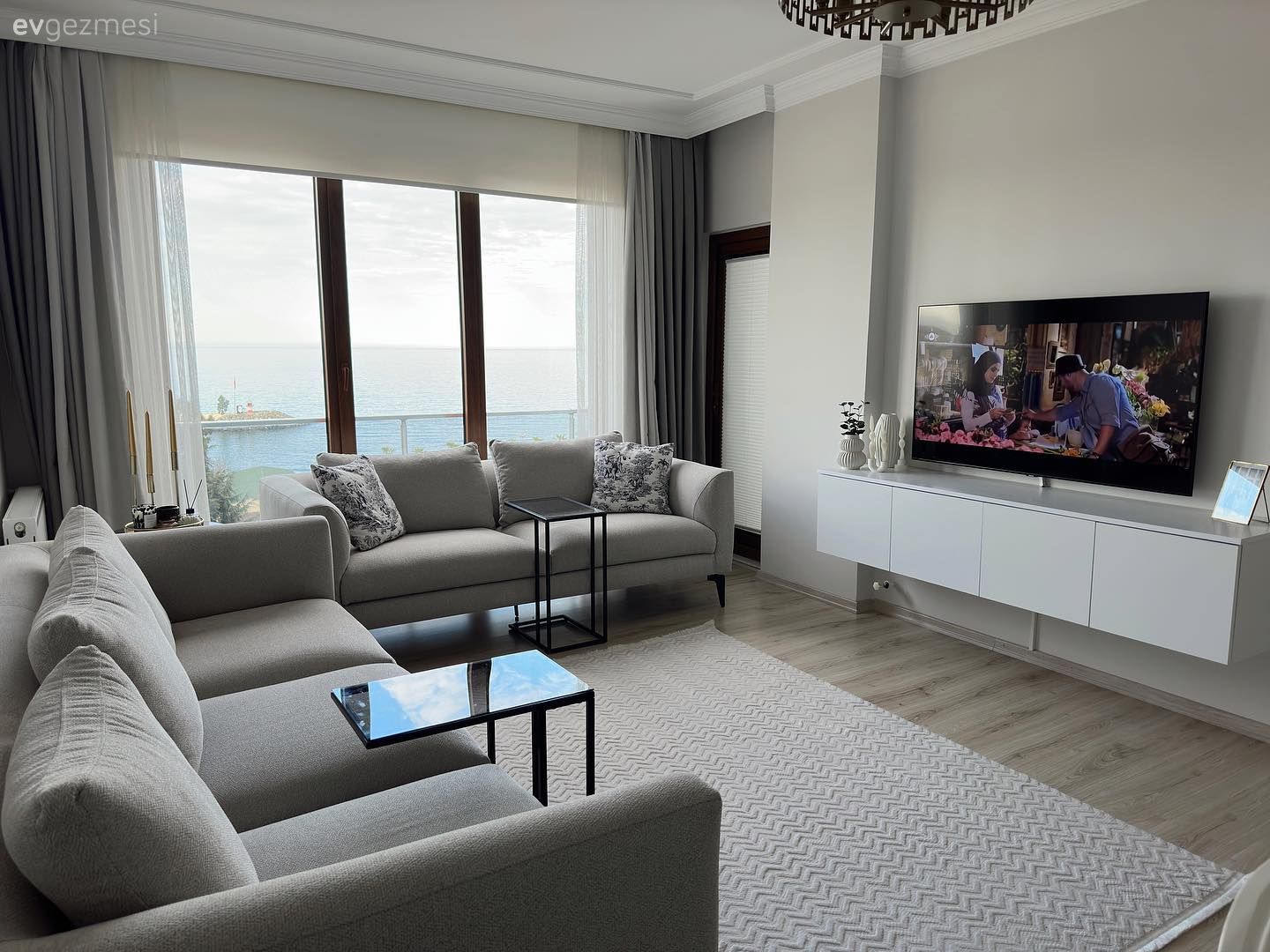 Salon, Modern, Gri, Beyaz, Siyah, Halı, Salon halısı, Fon perde, Perde, Tül perde, Tv ünitesi, Tv ünitesi aksesuarları, Ev Aksesuar, Sehpa
