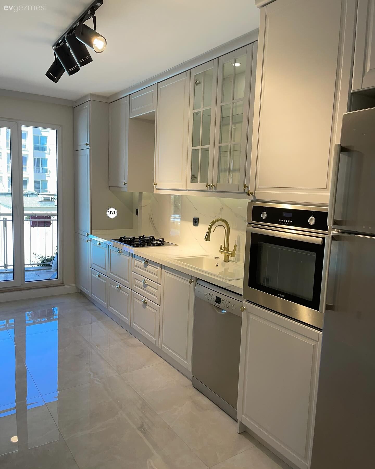 Mutfak, Beyaz, Bej, Krem, Siyah, Shaker kapaklı dolaplar, Mutfak tezgahı, Mutfak tezgah arası, Ankastre, Mutfak aksesuarları, Spot aydınlatma, Aydınlatma, Mutfak zemin seramikleri