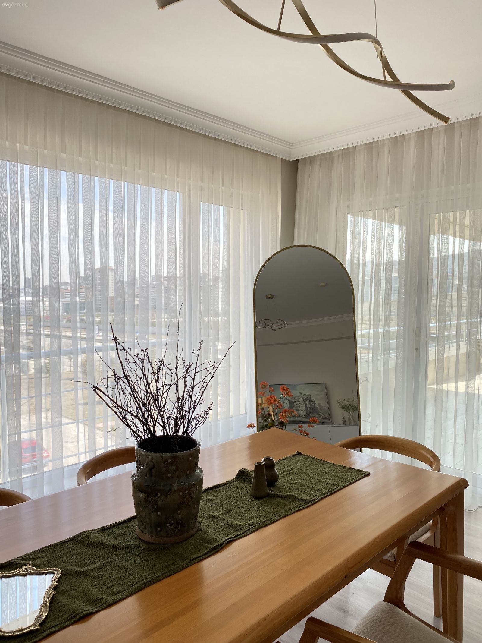 Avize, Aydınlatma, Tül perde, Perde, Ahşap masa, Sandalye, Boy aynası, Ayna