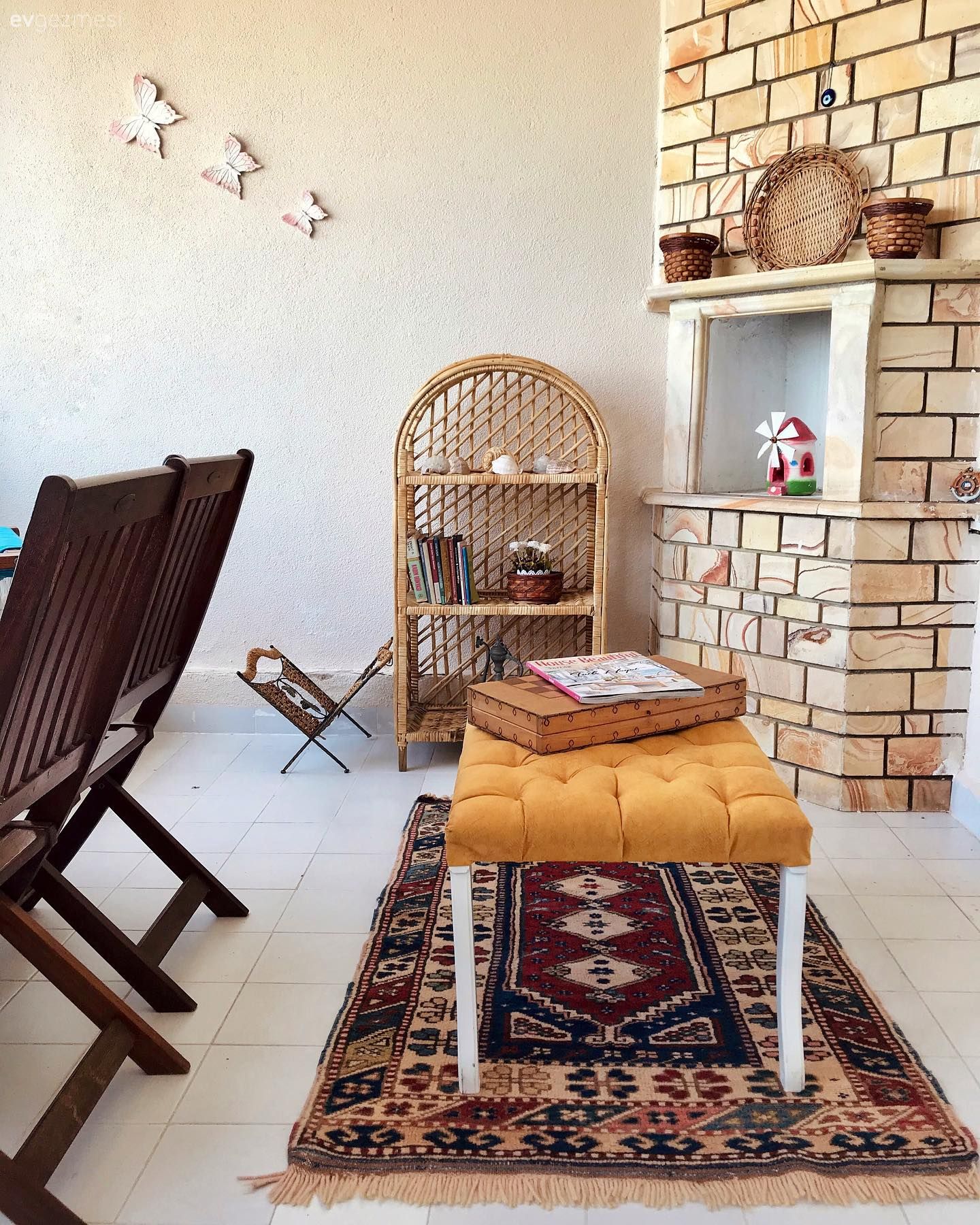 Balkon, Taş duvar, Duvar dekorasyonu, Puf, Hardal, Kilim, Halı, Sandalye, Hasır dolap