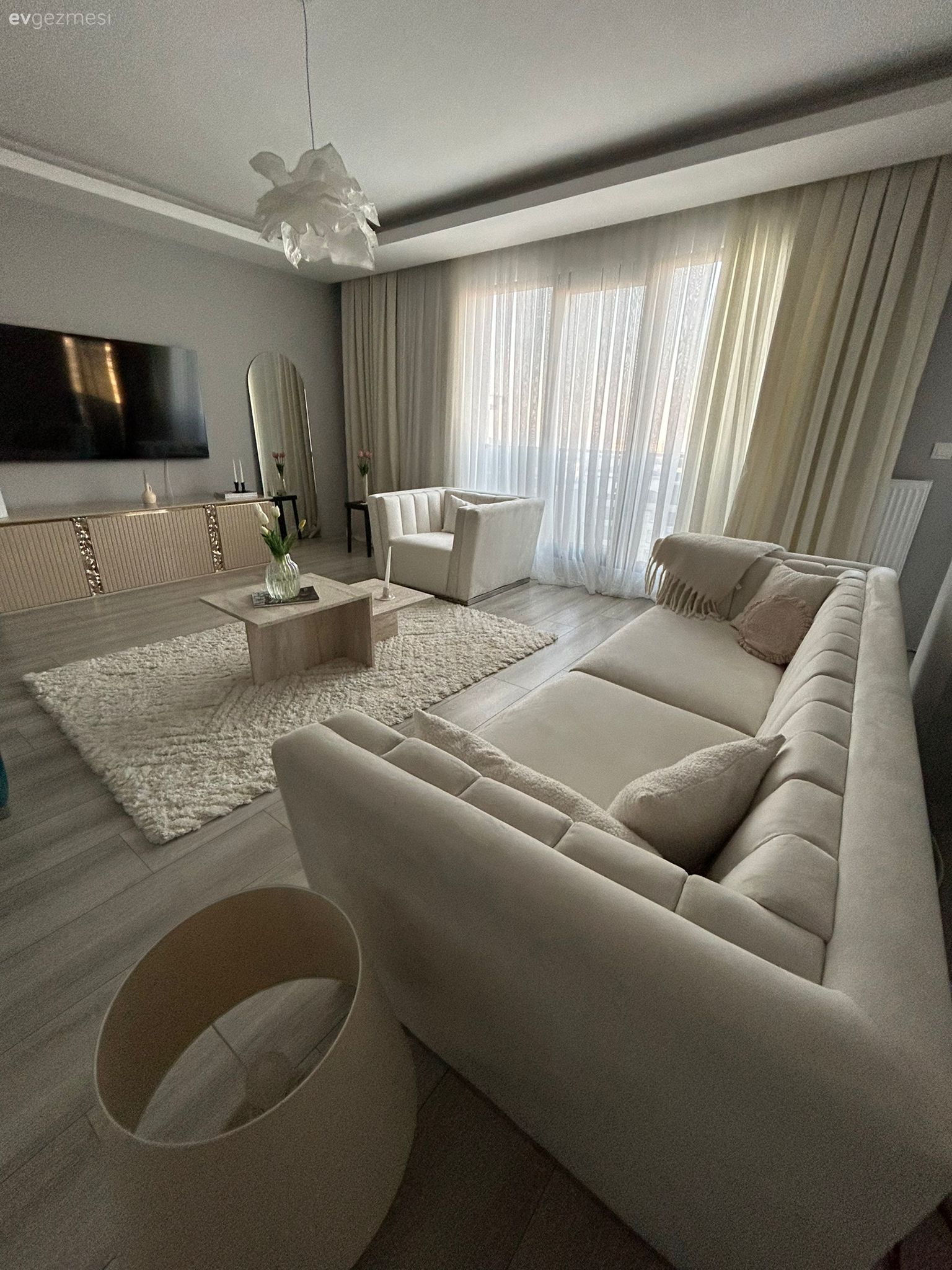 Bu Samsun Evinde Sessiz Şıklık Beyaz İle Sağlanmış!