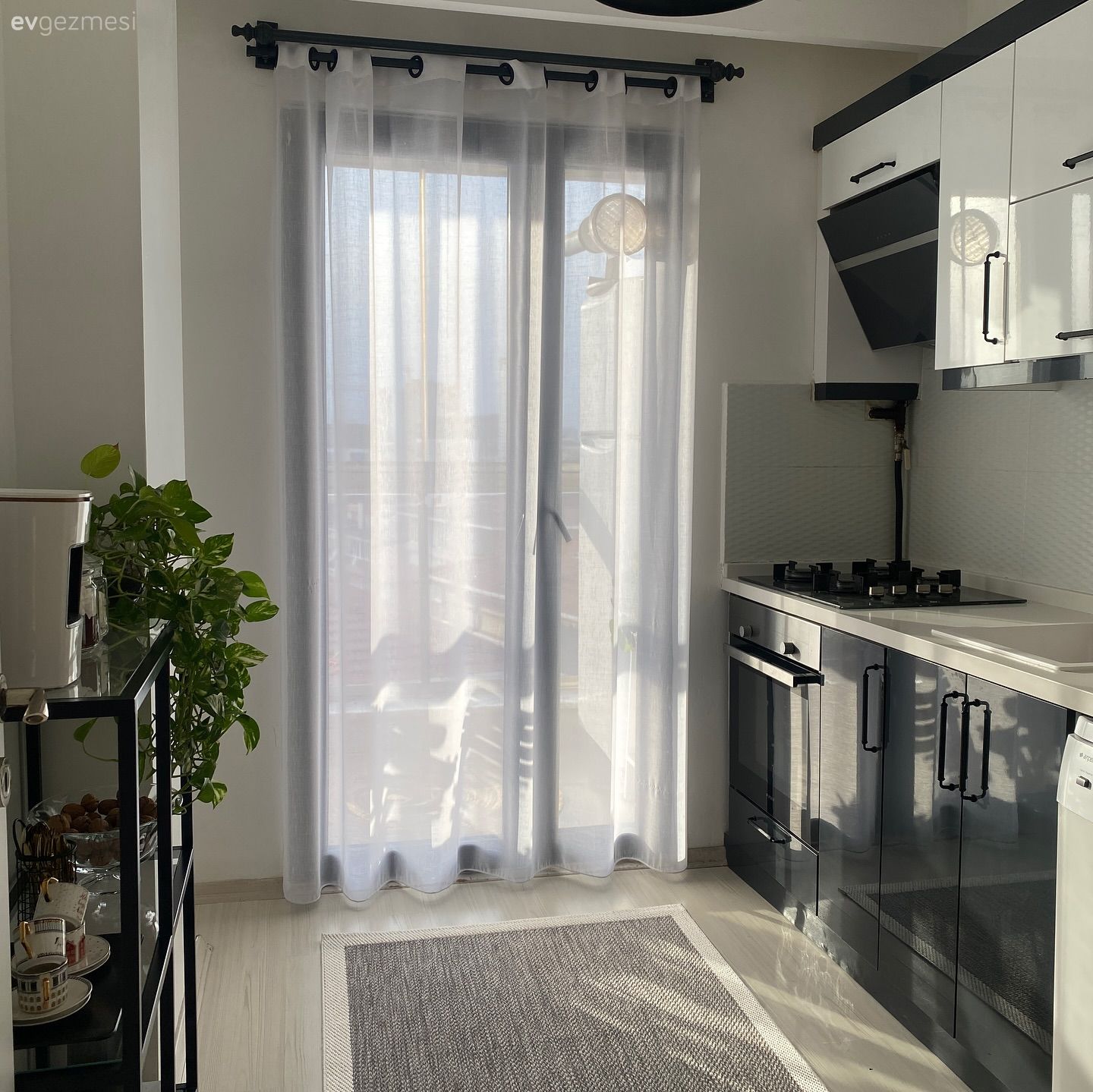 Mutfak, Modern, Beyaz, Siyah, Mutfak tezgahı, Mutfak tezgah arası, Mutfak tülü, Mutfak perdesi, Ev bitkisi, Mutfak halısı, Mutfak rafı, Ankastre, Davlumbaz