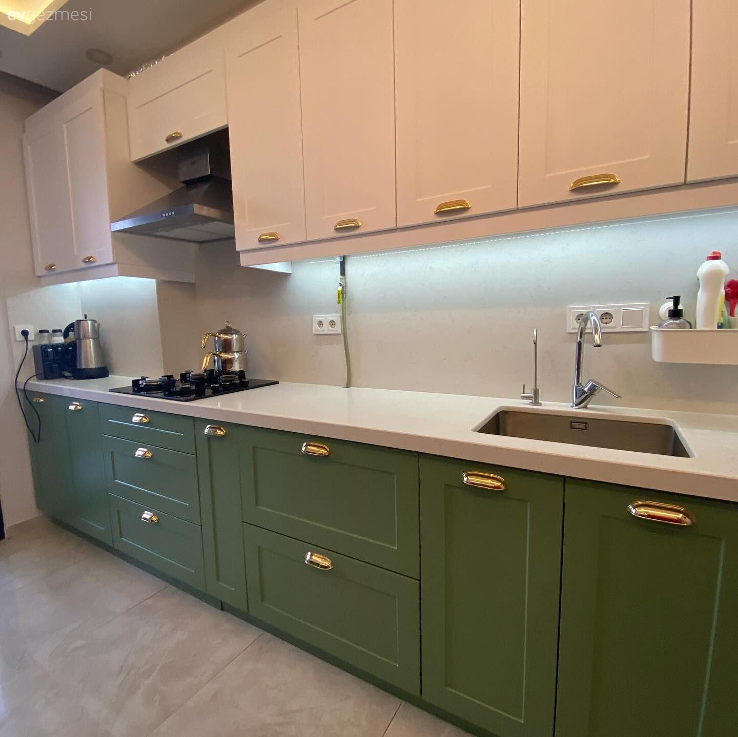 Mutfak, Country mutfak, Beyaz, Yeşil, Mutfak tezgahı, Mutfak tezgah arası, Eviye , Davlumbaz, Ankastre, Shaker kapaklı dolaplar, Led aydınlatma, Aydınlatma