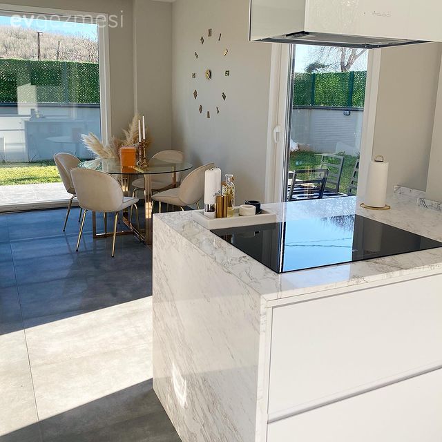 Açık Renklerin Hüküm Sürdüğü Bu Evde Sarı Vurgular Tam Kararında