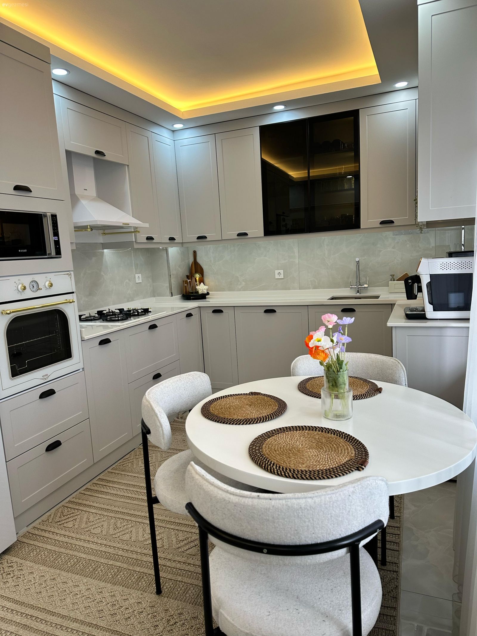 Bu Kırşehir Mutfağında Cam Kapaklar Şıklığı Arttırmış