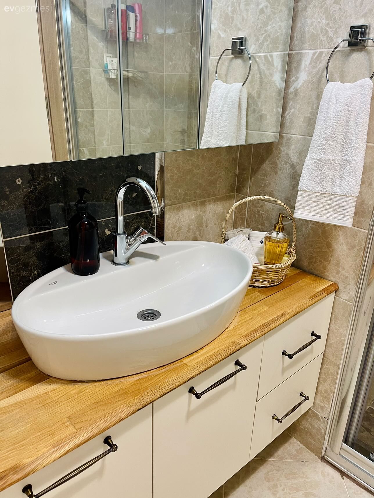 Banyo, Beyaz, Banyo dolabı, Banyo aynası, Banyo seramikleri