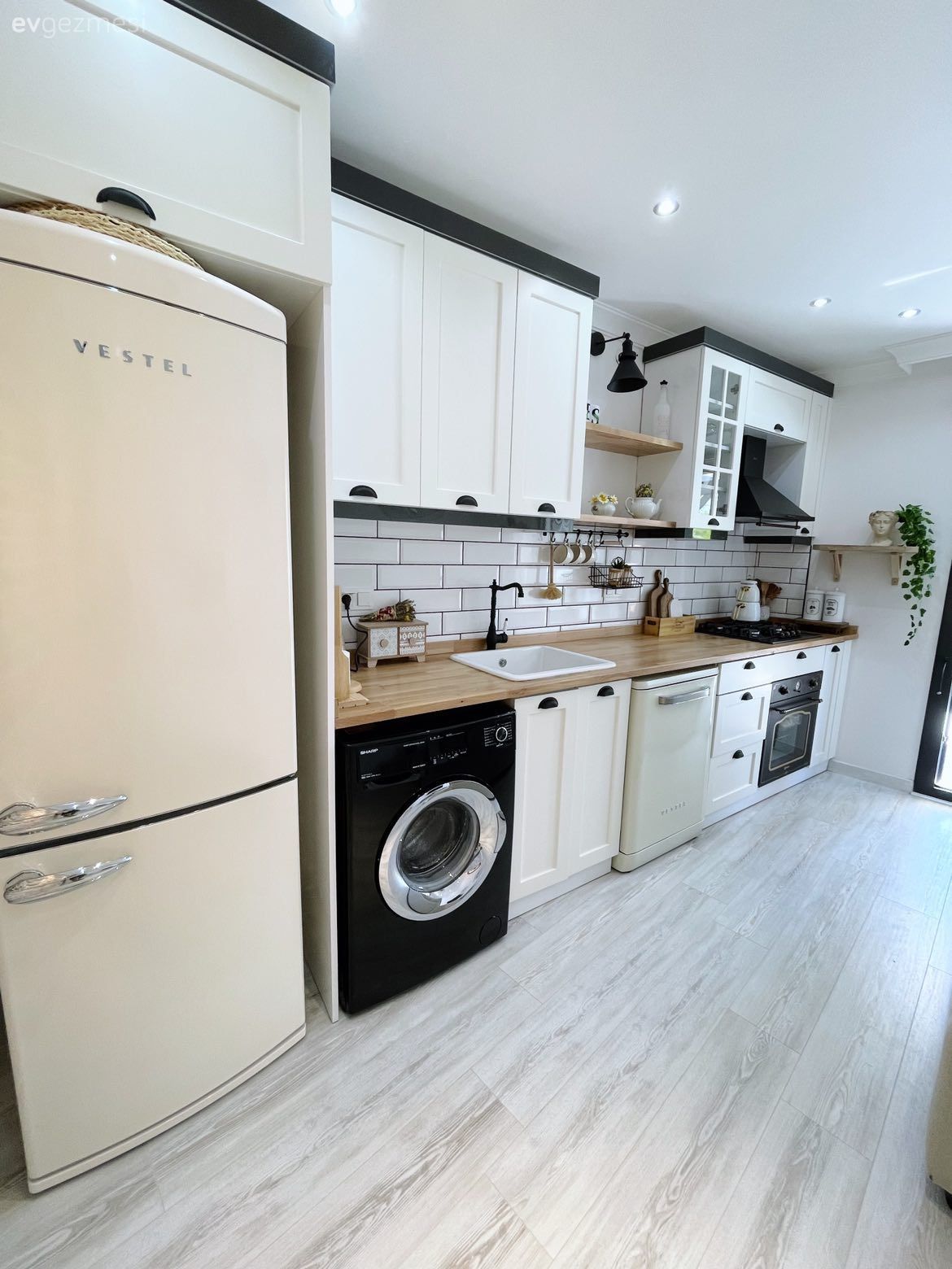 Mutfak, Beyaz, Beyaz ve ahşap mutfak, Siyah, Ahşap mutfak tezgahı, Mutfak tezgahı, Mutfak tezgah arası, Tezgah arası seramik, Davlumbaz, Ankastre