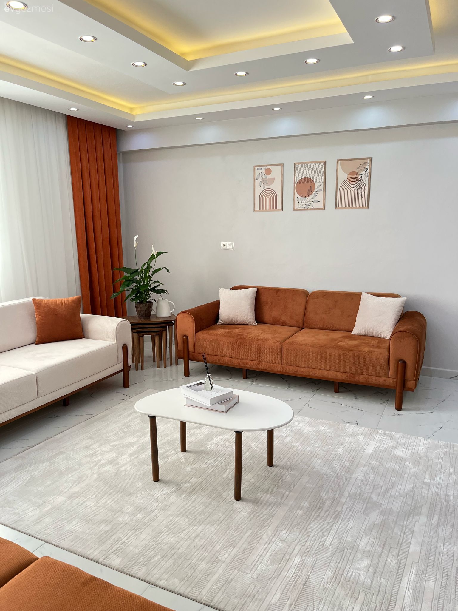 Bu Hatay Evinde Beyaz ve Turuncu Uyumu Esas Alınmış