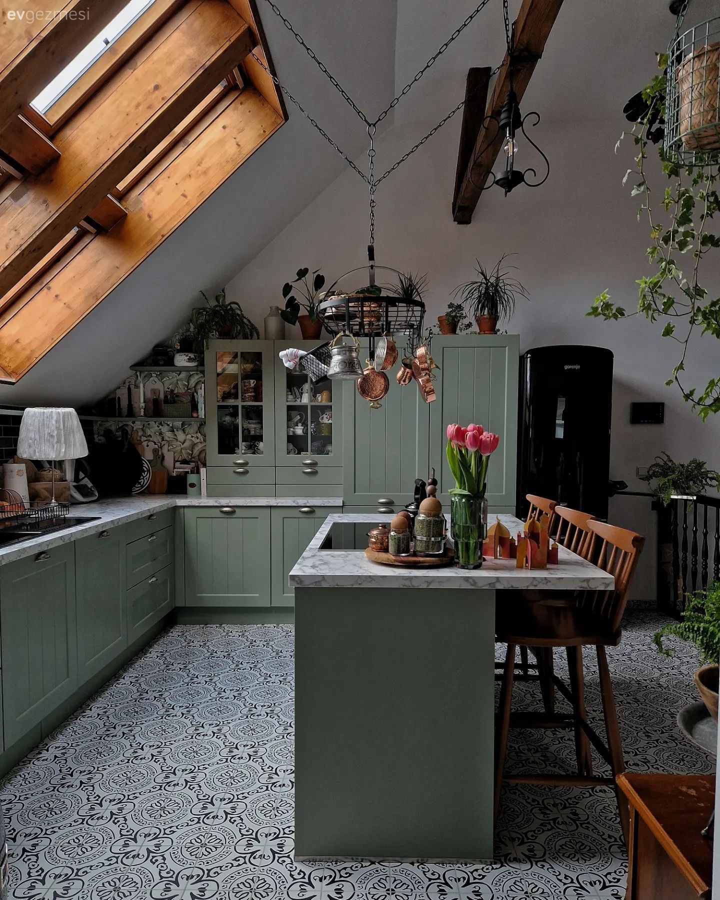 Mutfak, Rustik mutfak, Yeşil, Yeşil mutfak, Kahverengi, Tavan dekorasyon, Mutfak zemin seramikleri, Çatı katı, Dubleks evler, Mutfak tezgahı, Mutfak tezgah arası, Tezgah arası seramik, Sandalye, Mutfak masası, Mutfak aksesuarları, Mutfak Avize Modelleri, Ada mutfak, Bar masa & sandalyeleri