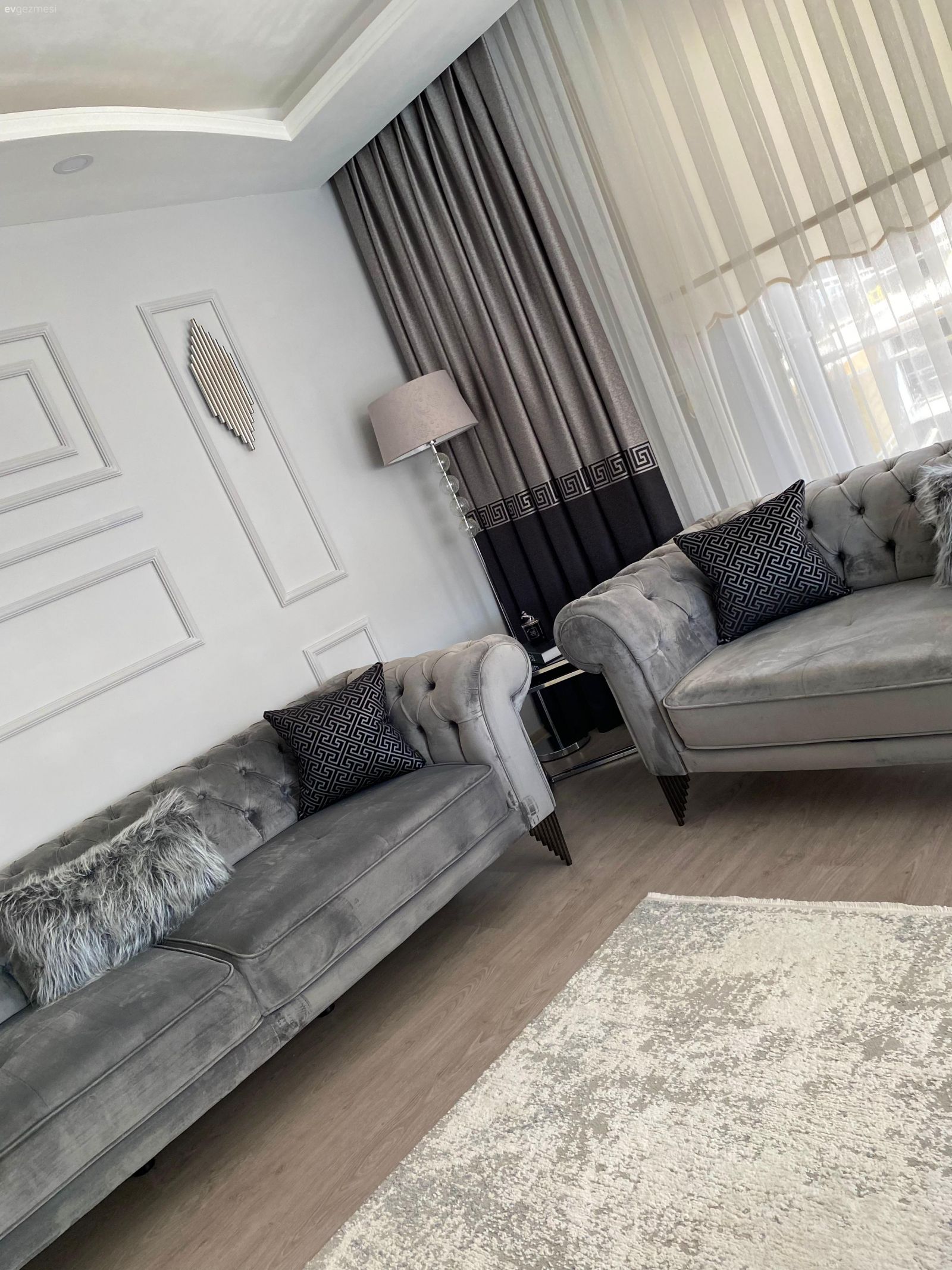 Salon, Modern, Gri, Beyaz, Siyah, Koltuk takımı, Duvar çıtalama, Lambader, Aydınlatma, Kırlent, Ev tekstili, Avize, Fon perde, Perde, Tül perde, Halı, Salon halısı, Parke