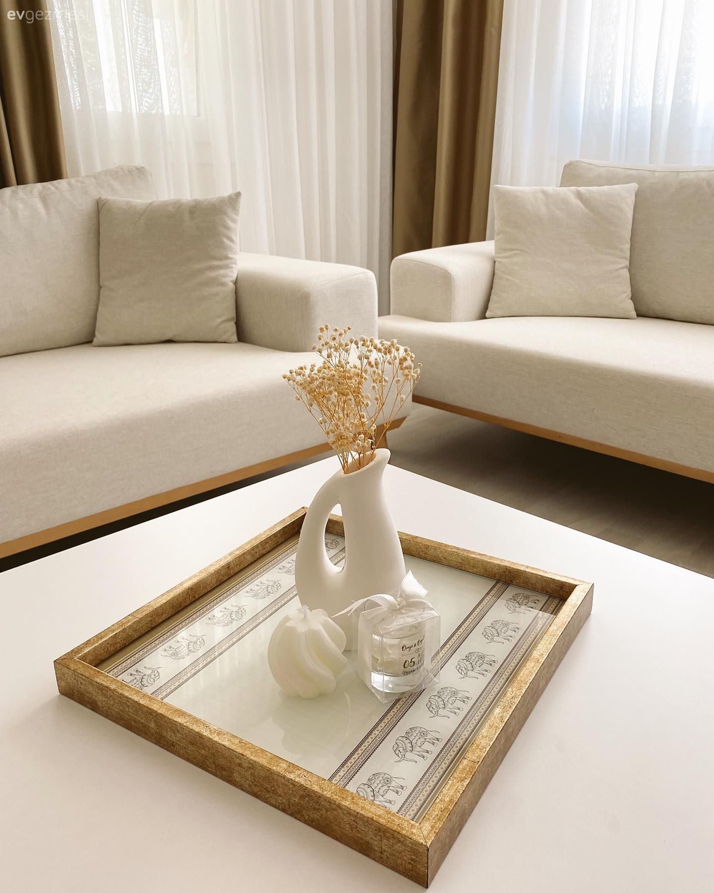 Salon, İskandinav, Koltuk takımı, Kahverengi, Fon perde, Perde, Tül perde, Orta sehpa, Sehpa, Kırlent, Ev tekstili