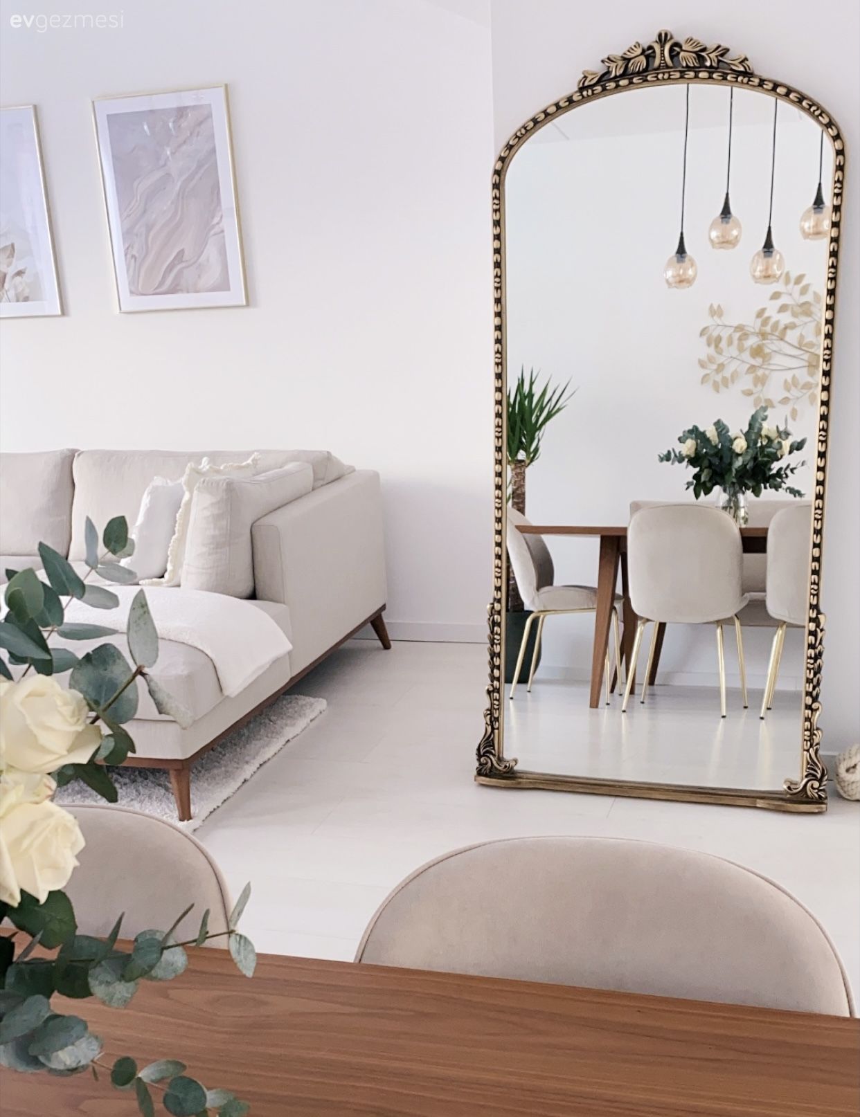 Salon, Modern, İskandinav, Beyaz, Krem, Bej, Köşe koltuk, Koltuk takımı, Çerçeve, Puf, Halı, Salon halısı, Tablo, Duvar dekorasyonu, Lambader, Aydınlatma, Ev bitkisi, Sandalye, Yemek masası, Sarkıt