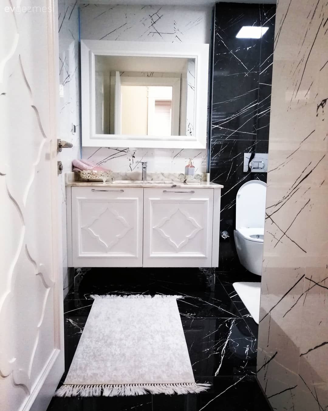 Banyo, Beyaz, Siyah, Banyo seramikleri, Banyo paspası, Banyo dolabı