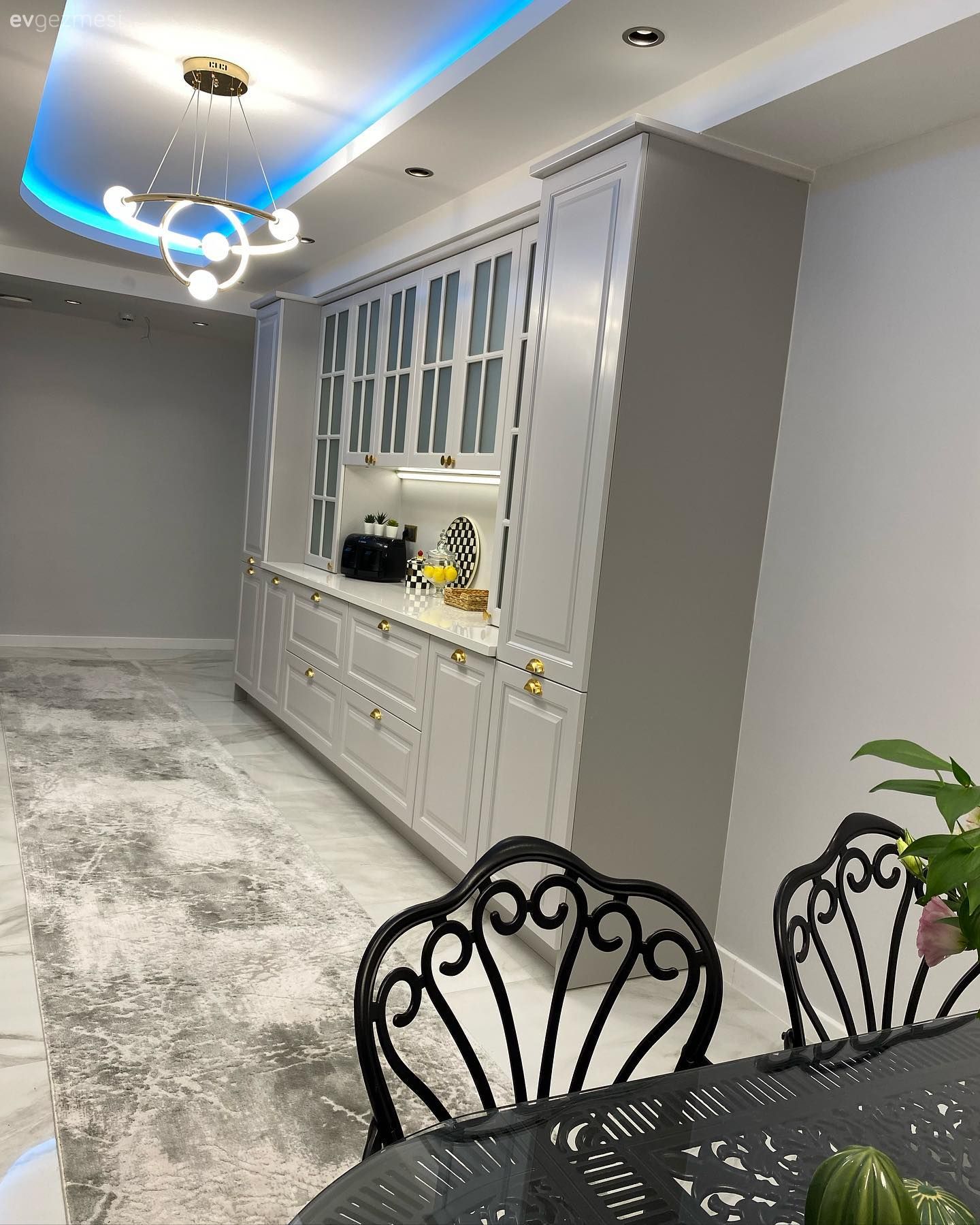 Mutfak, Beyaz, Bej, Gri, Shaker kapaklı dolaplar, Mutfak tezgahı, Mutfak tezgah arası, Tezgah arası doğal taş, Led aydınlatma, Aydınlatma, Spot aydınlatma, Mutfak aksesuarları, Çiçekler, Sandalye, Siyah, Mutfak masası, Tavan dekorasyon, Altın