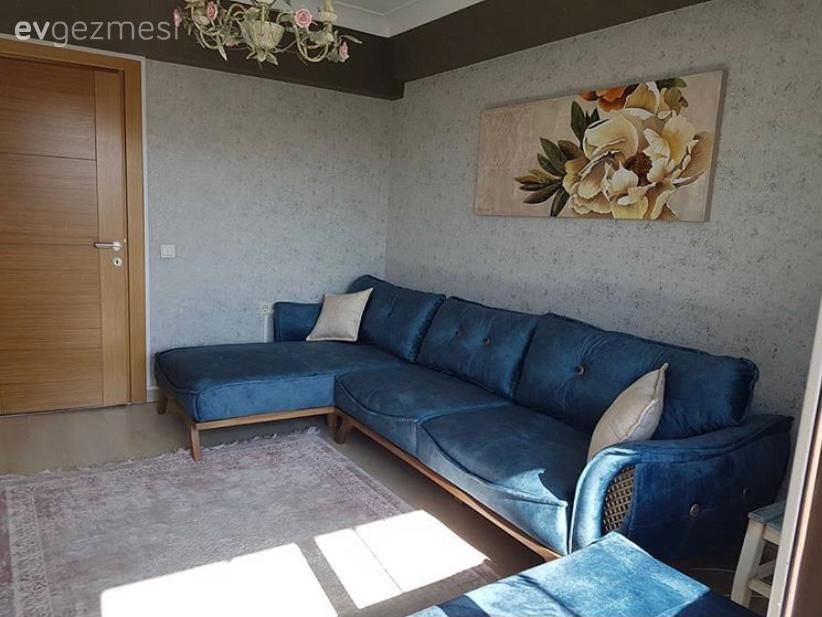 Oturma Odası, Mavi, Beyaz, Köşe koltuk, Koltuk takımı, Tablo, Duvar dekorasyonu, Kırlent, Ev tekstili, Halı, Salon halısı, Avize, Aydınlatma