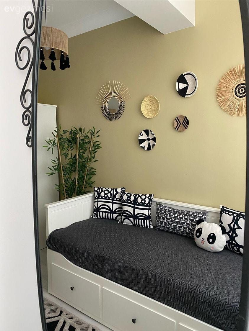 Bu Modern Evde Açık Renkler Metalik Yansımalarla Hareketlendirilmiş!