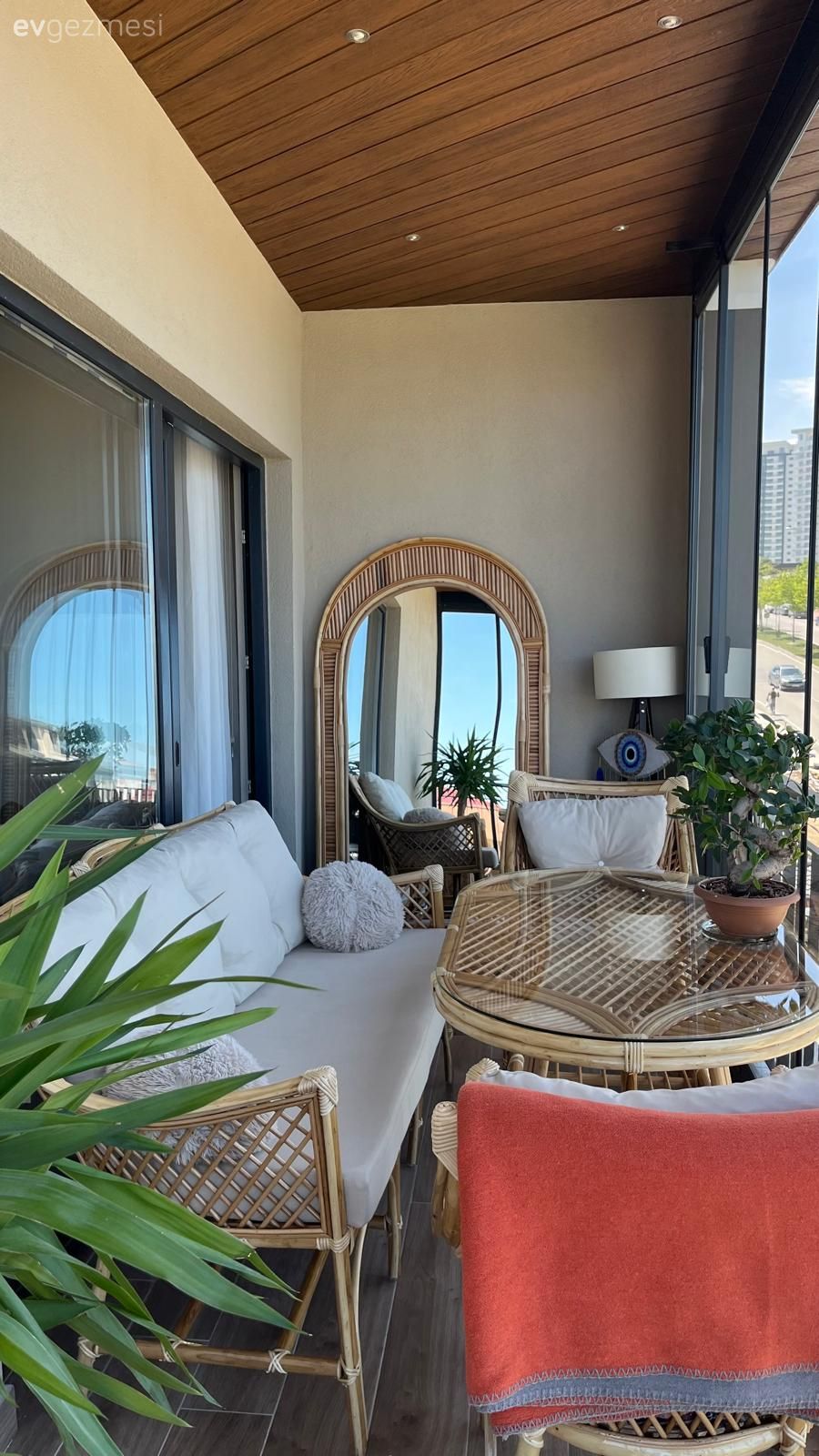 Balkon oturma grubu, Balkon, Ahşap Mobilya, Hasır, Balkon masası, Boy aynası, Ayna, Ev bitkisi, Dekoratif Objeler