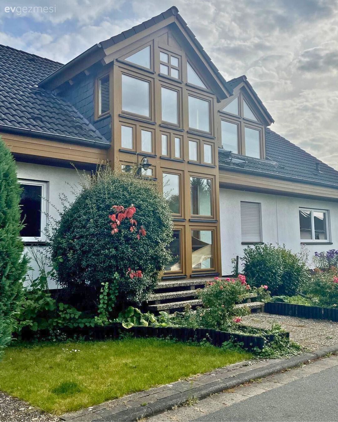 Ev Gezmesi: Cam ve Ahşabın Tüm Sıcaklığını Alan İki Katlı Müstakil Ev