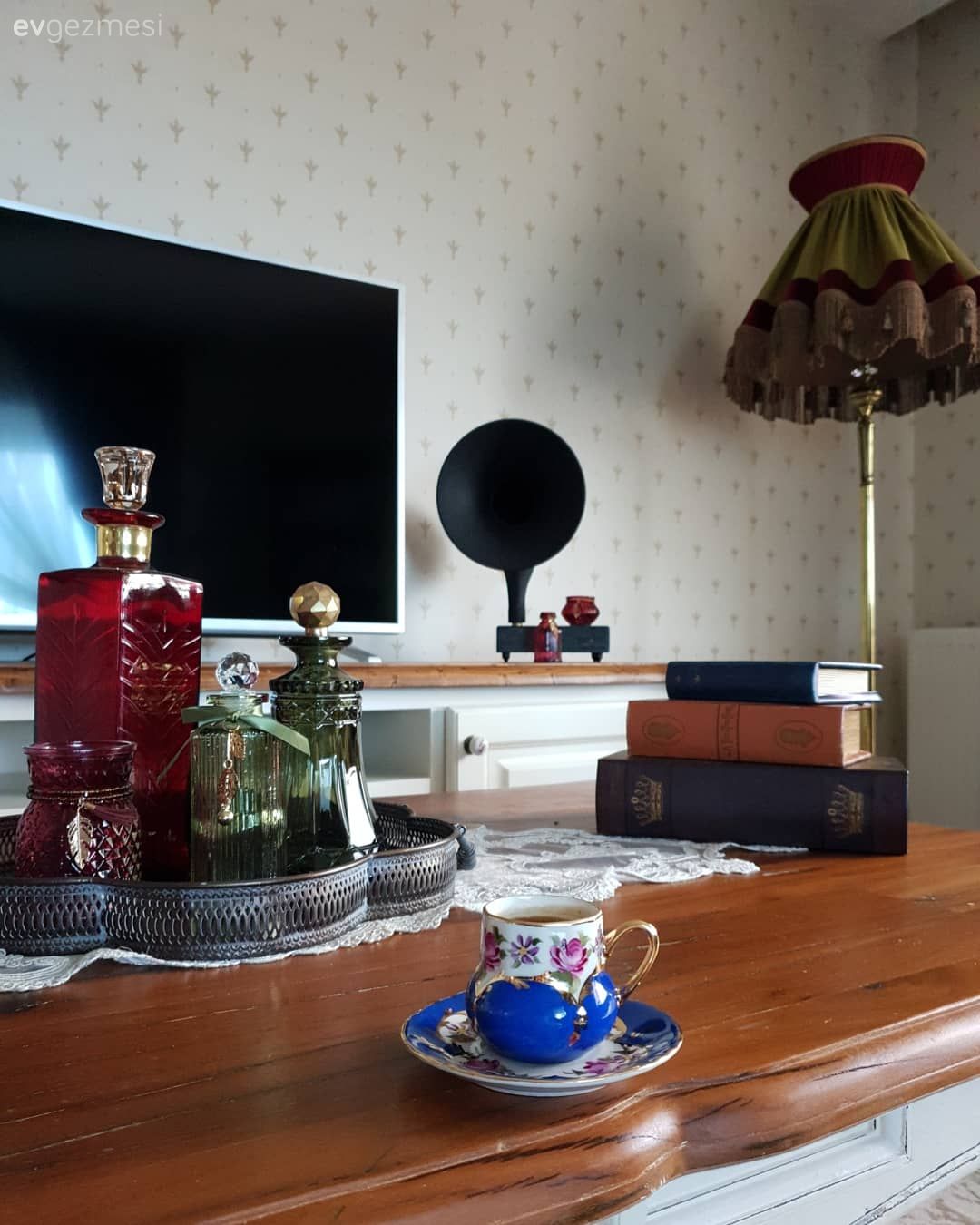 Dekoratif Objeler, Ahşap masa, Duvar kağıdı, Duvar dekorasyonu