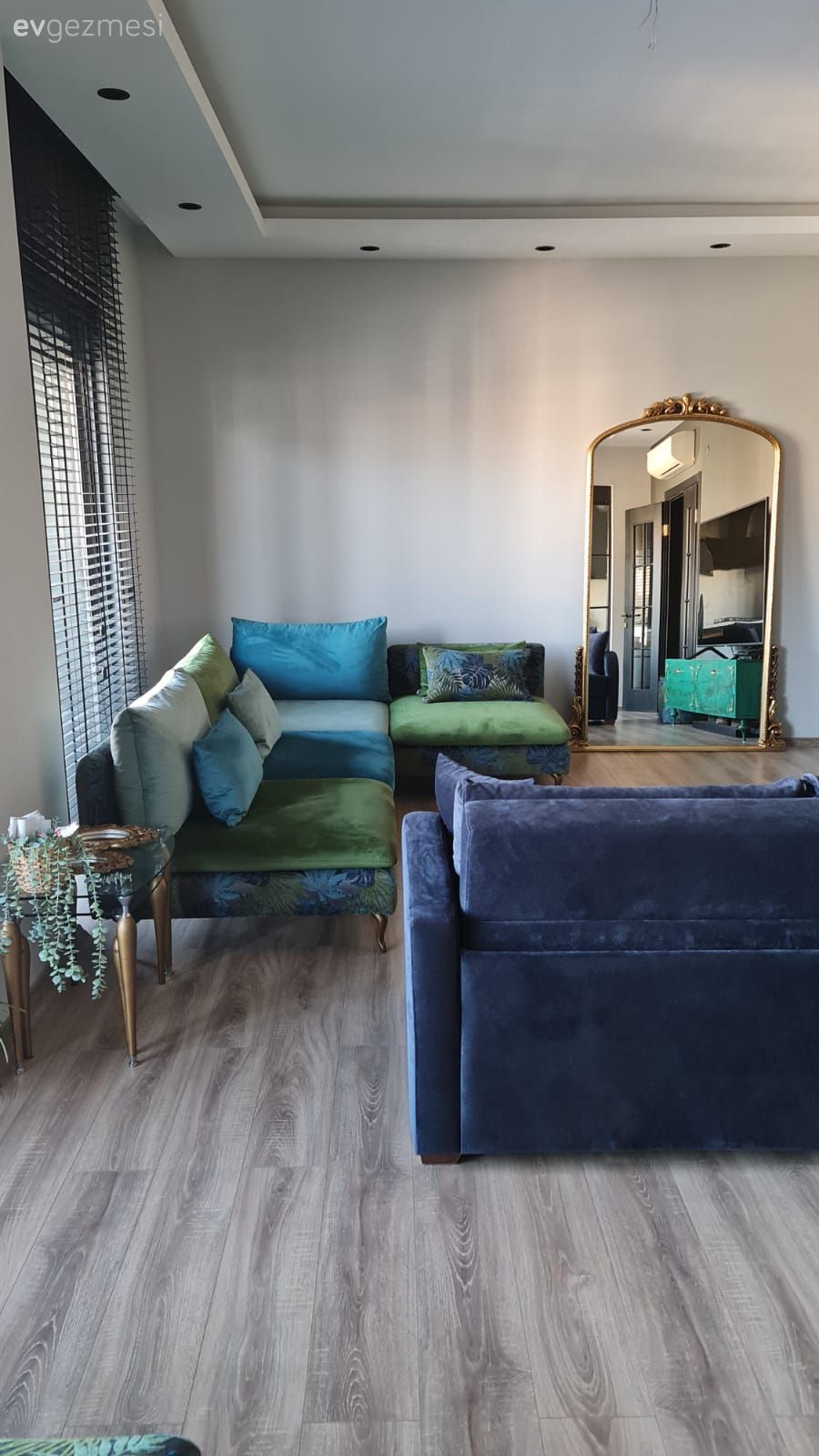 Salon, Yeşil, Mavi, Bej, Altın, Koltuk takımı, Köşe koltuk, Jaluzi, Yan sehpa, Sehpa, Dekoratif Objeler, Boy aynası, Ayna, Parke
