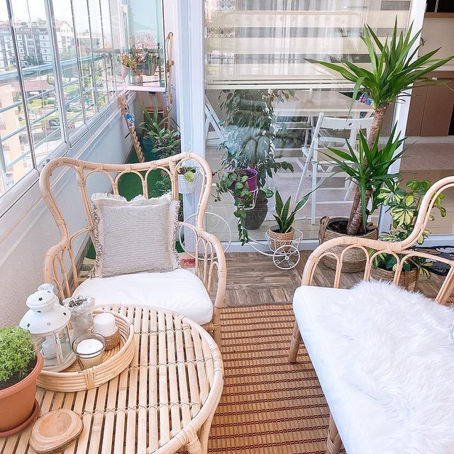 Balkon, Hasır sandalye, Balkon masası, Balkon oturma grubu, Balkon zemini, Ev bitkisi, Kapalı balkon