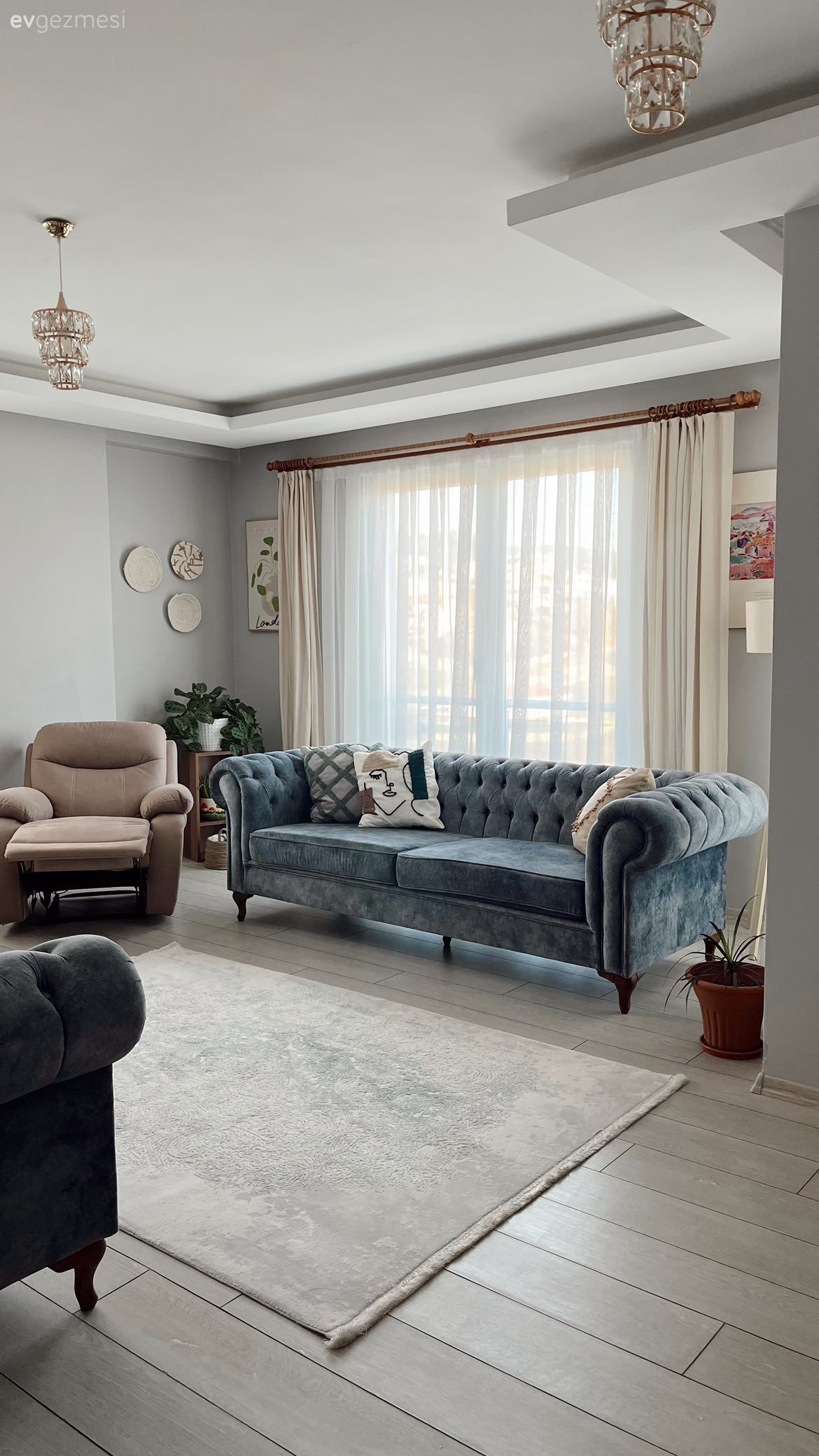 Salon, Modern, Mavi, Krem, Vizon, Bej, Koltuk takımı, Berjer, Halı, Salon halısı, Parke, Avize, Aydınlatma, Tül perde, Perde, Kırlent, Ev tekstili, Gri duvar