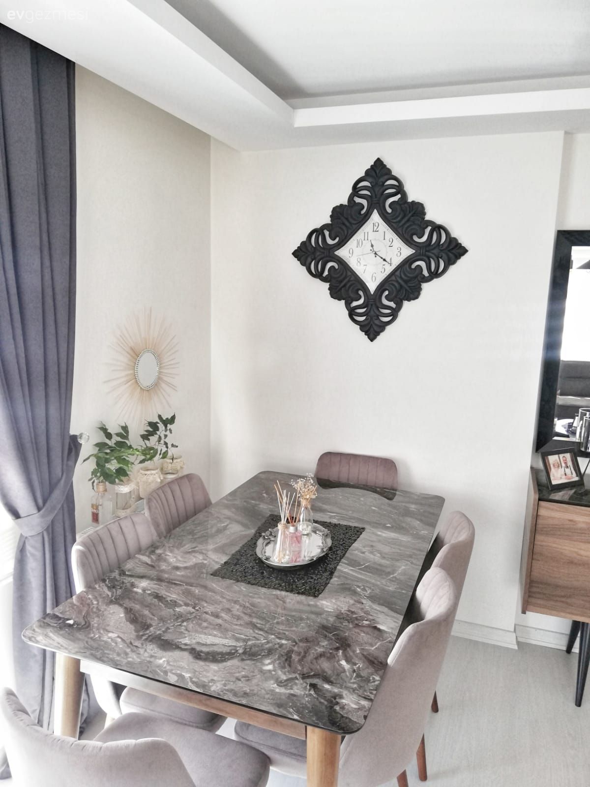 Yemek Odası, Modern, Vizon, Gri, Beyaz, Yemek masası, Sandalye, Duvar saati, Duvar dekorasyonu, Ev bitkisi