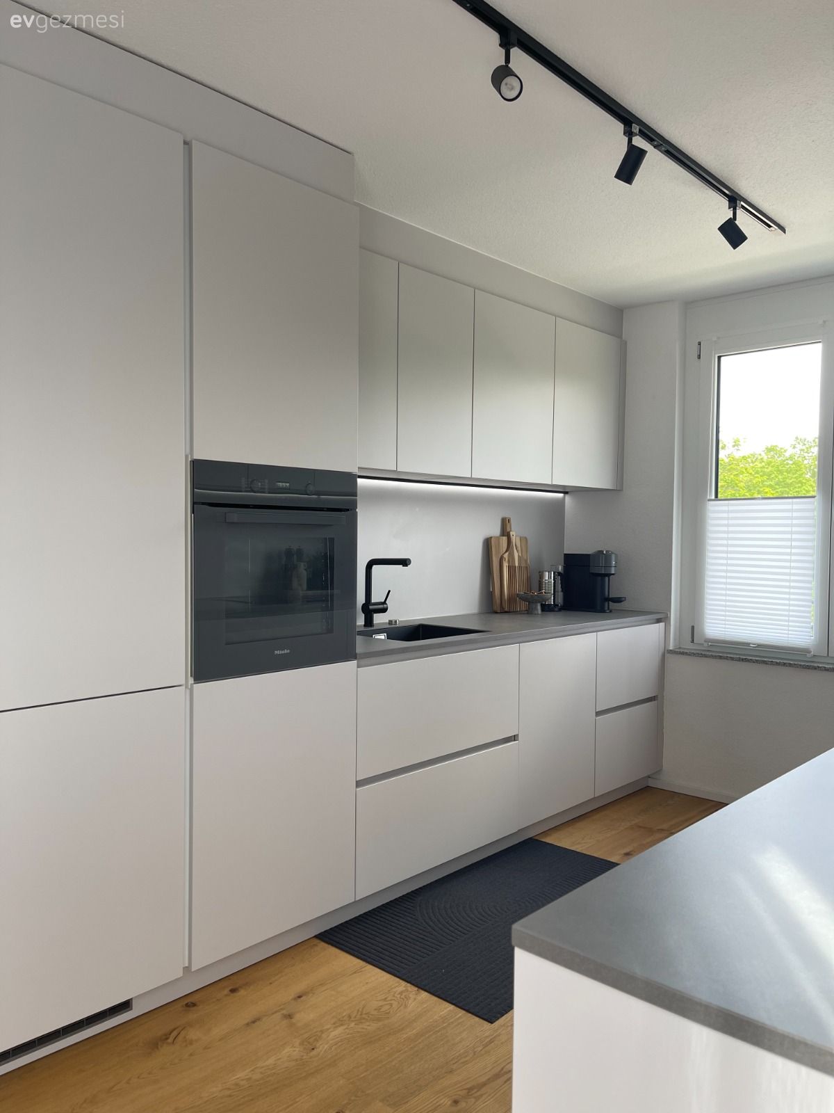 Mutfak, Modern mutfak, Bej, Gri, Kulpsuz mutfak dolabı, Mutfak tezgahı, Mutfak tezgah arası, Tezgah arası doğal taş, Parke, Spot aydınlatma, Aydınlatma, Mutfak aksesuarları, Ankastre