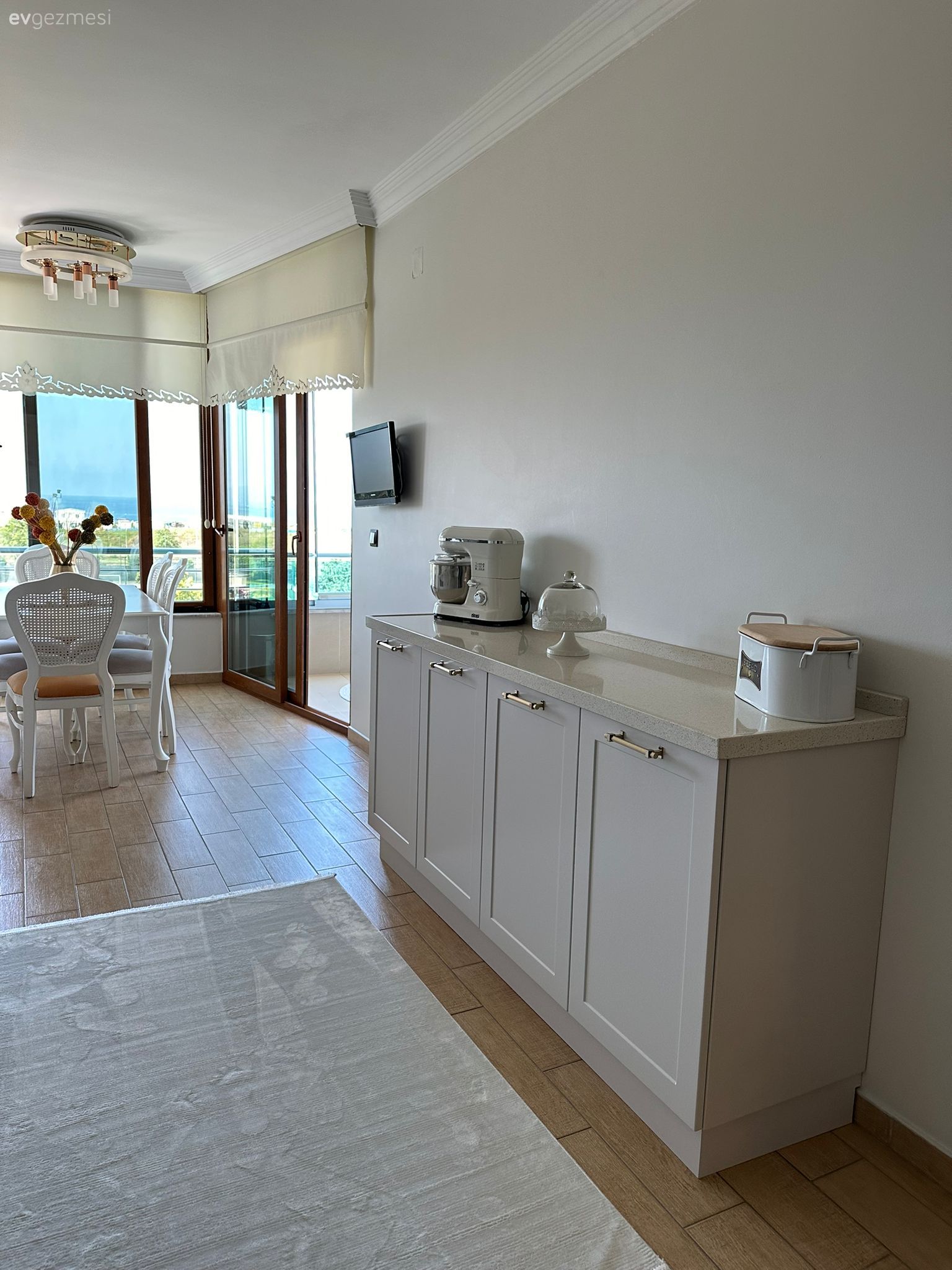 Bu Koridor Tipi Mutfağın Pencere Önünde Country Rüzgarı Esiyor!