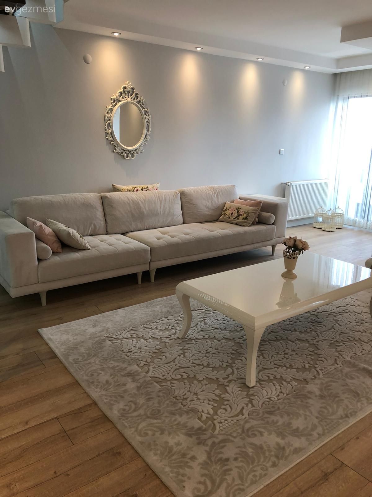 Oturma Odası, Bej, Beyaz, Pudra pembe, Koltuk takımı, Ayna, Orta sehpa, Sehpa, Halı