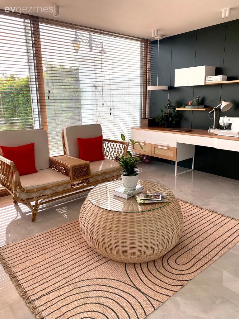 Antrasit duvar, Çalışma masası, Jaluzi, Hasır sandalye, Beyaz, Turuncu, Hasır puf, Jüt halı, Halı, Orta sehpa, Sehpa, Kırlent, Ev tekstili